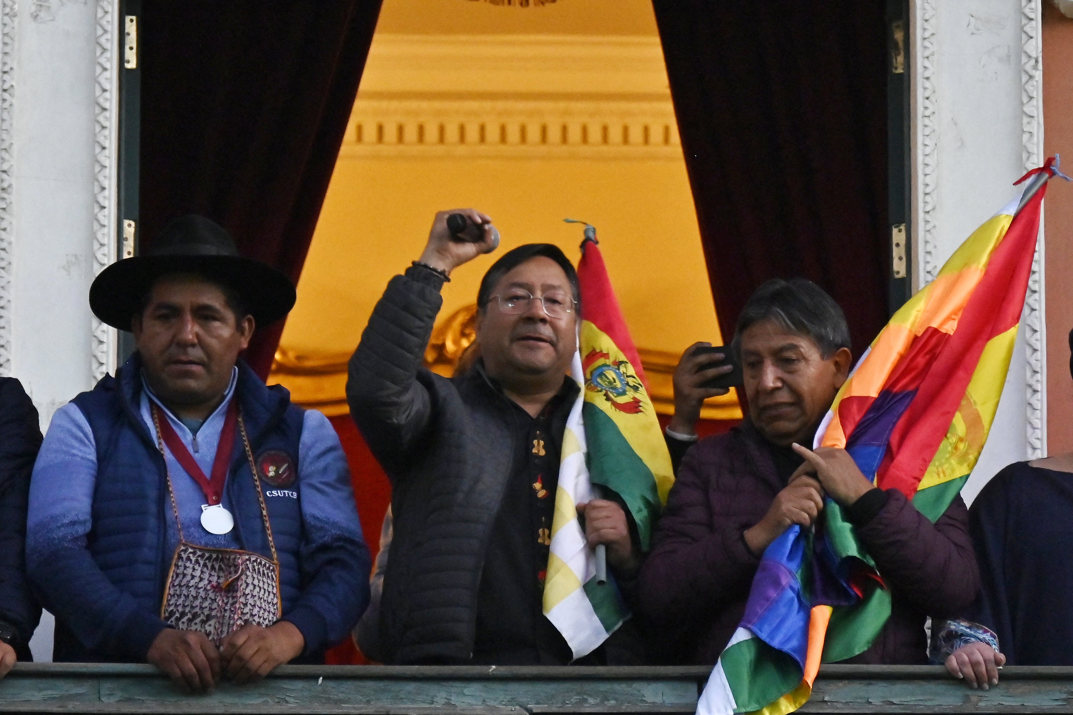 President Arce (centre) on the balcony of the government palace