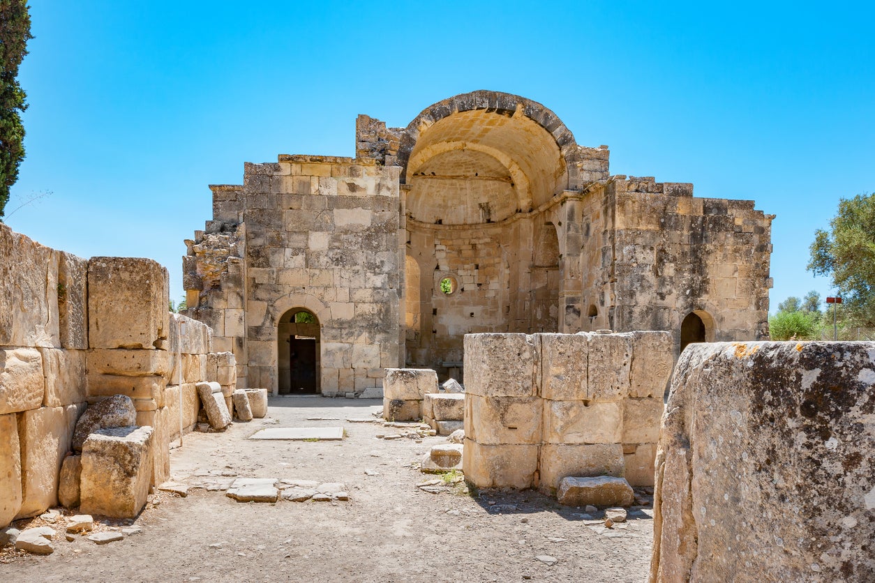 The Messara is scattered with traces of the Minoans and their remarkable civilisation, like the Basilica of Agios Titos in Gortyna