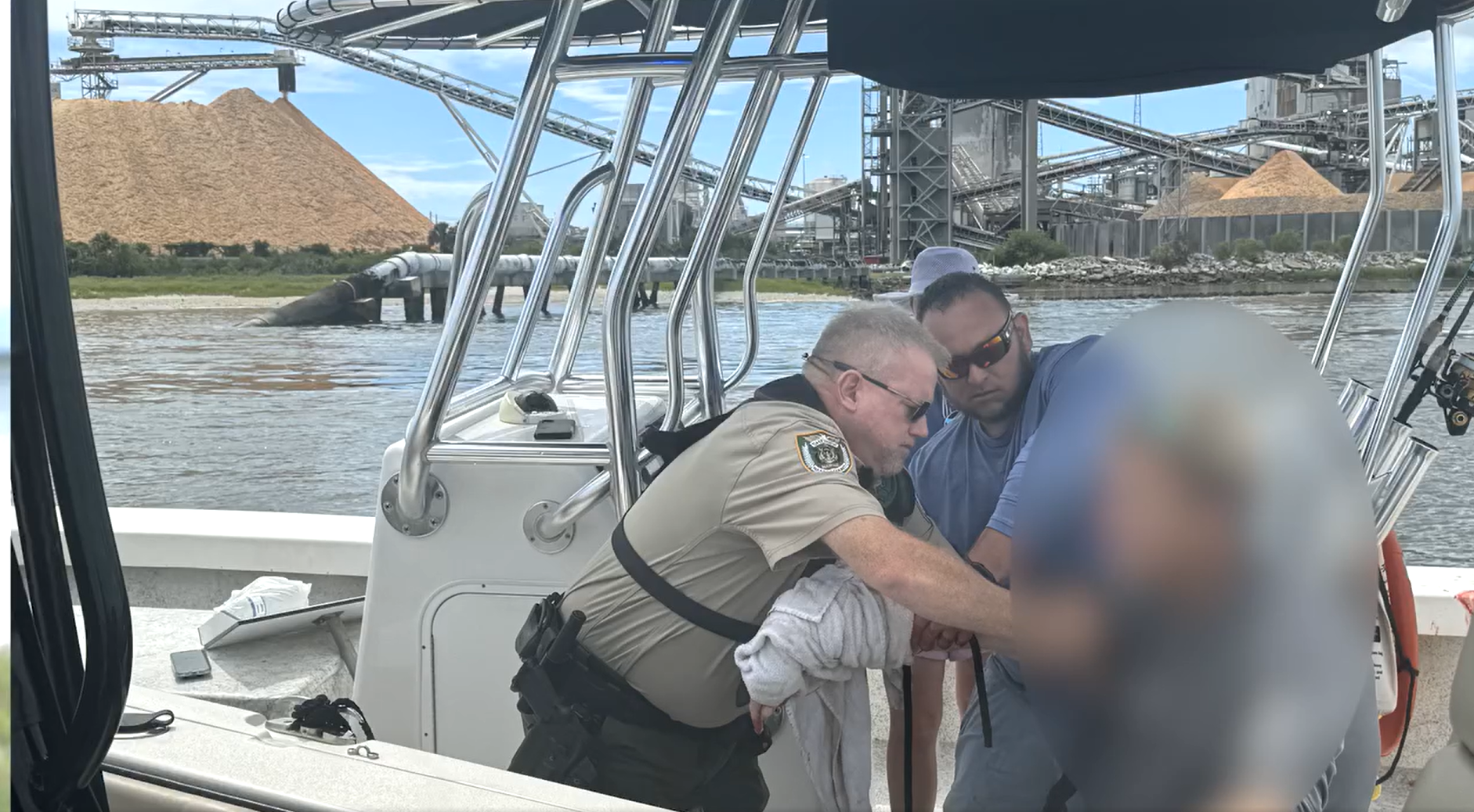 A deputy from the Nassau County Sheriff’s Office can be seen applying a tourniquet to the victim’s arm