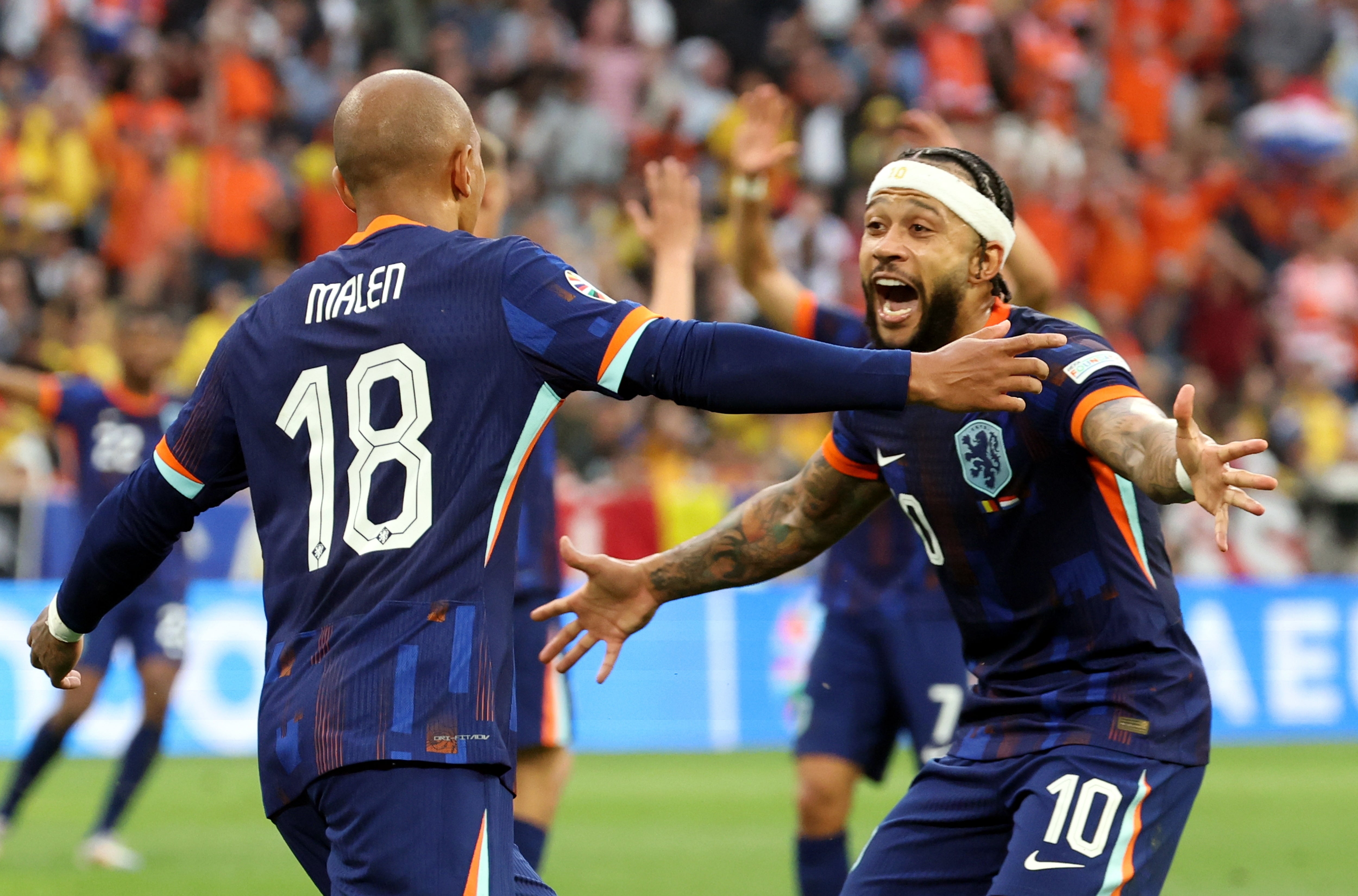 Donyell Malen, left, celebrates scoring with teammate Memphis Depay