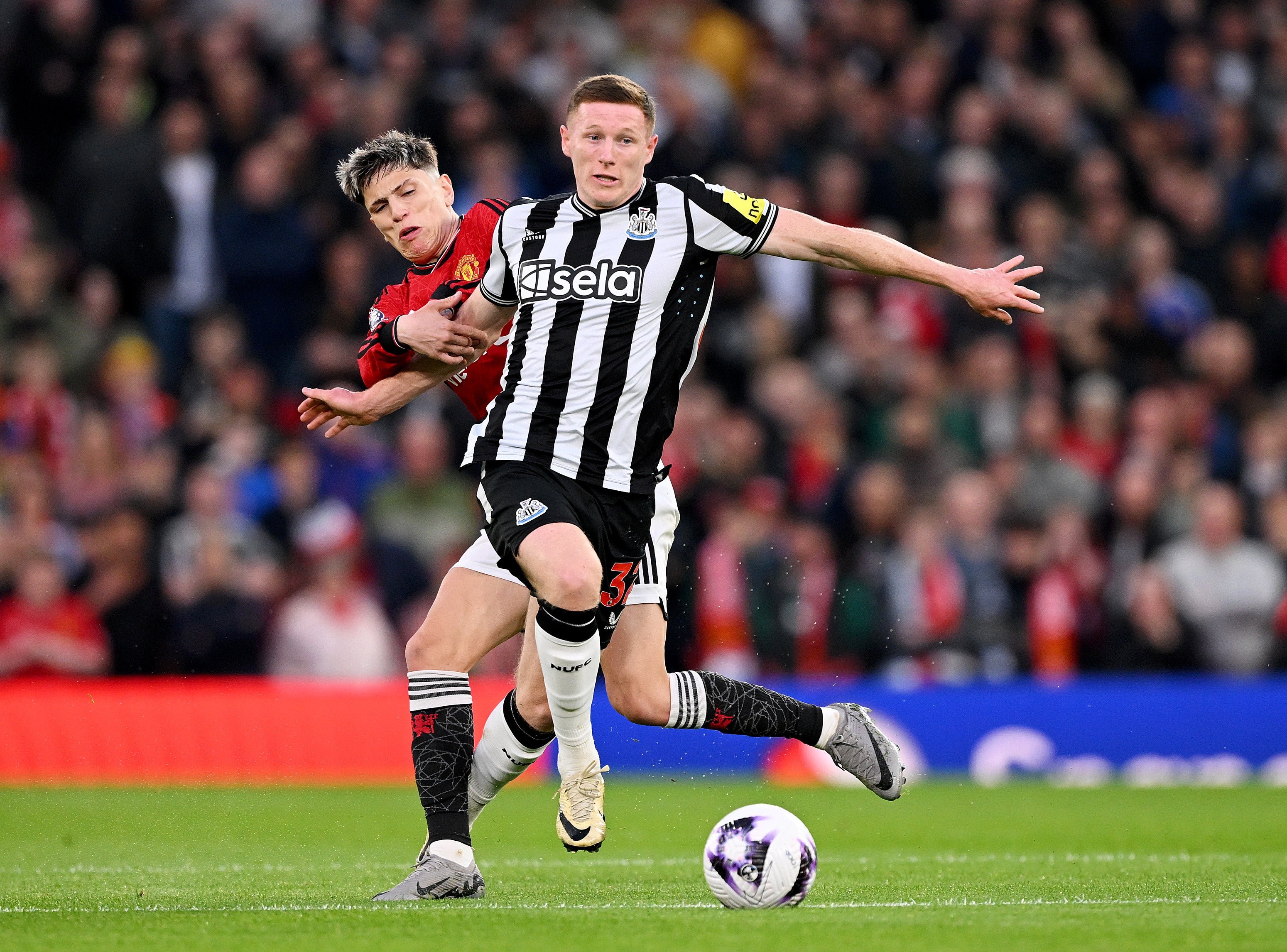 Elliot Anderson in action for Newcastle