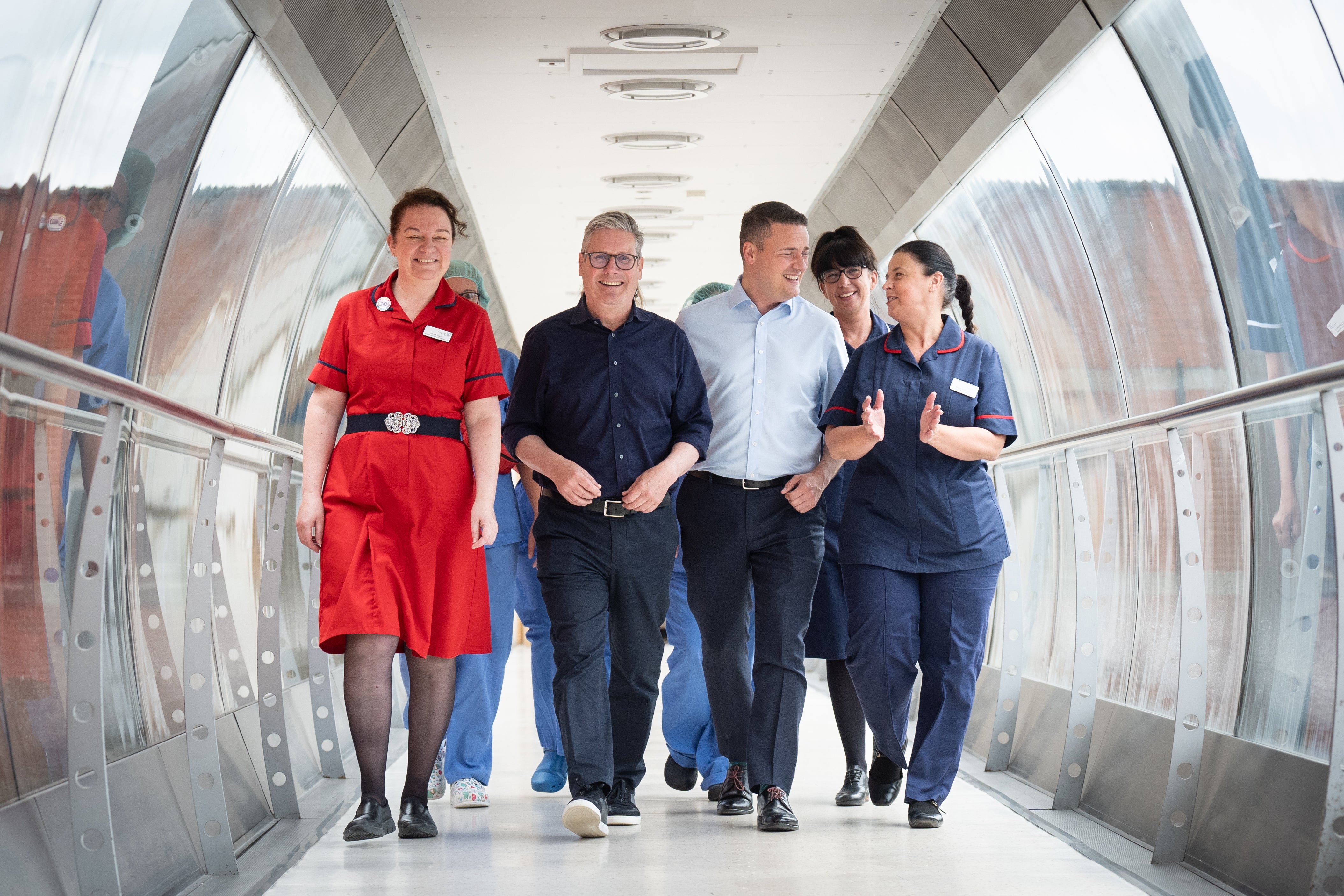 Keir Starmer and health secretary Wes Streeting meeting staff at Bassetlaw Hospital