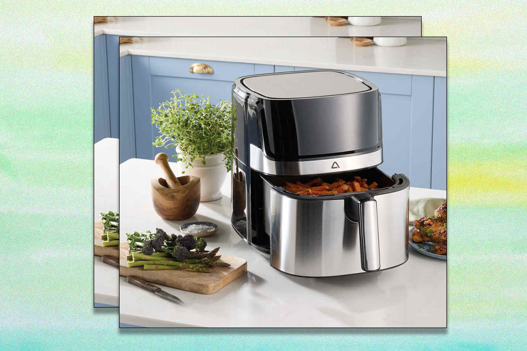 This air fryer comes with a whopping 6.2l drawer, making it a great pick for big families and busy midweek meals