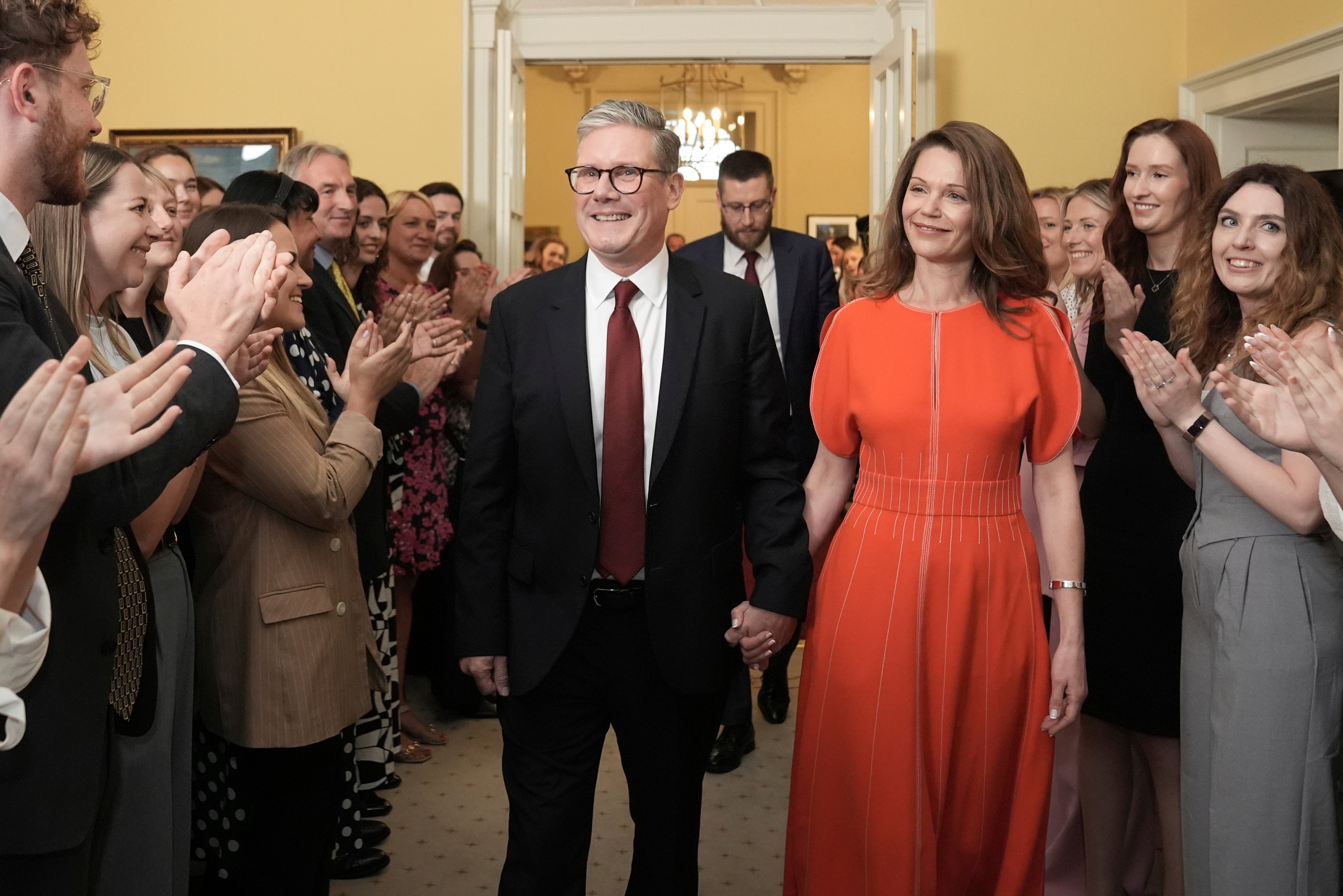 Newly elected prime minister Keir Starmer and his wife Victoria enter No 10