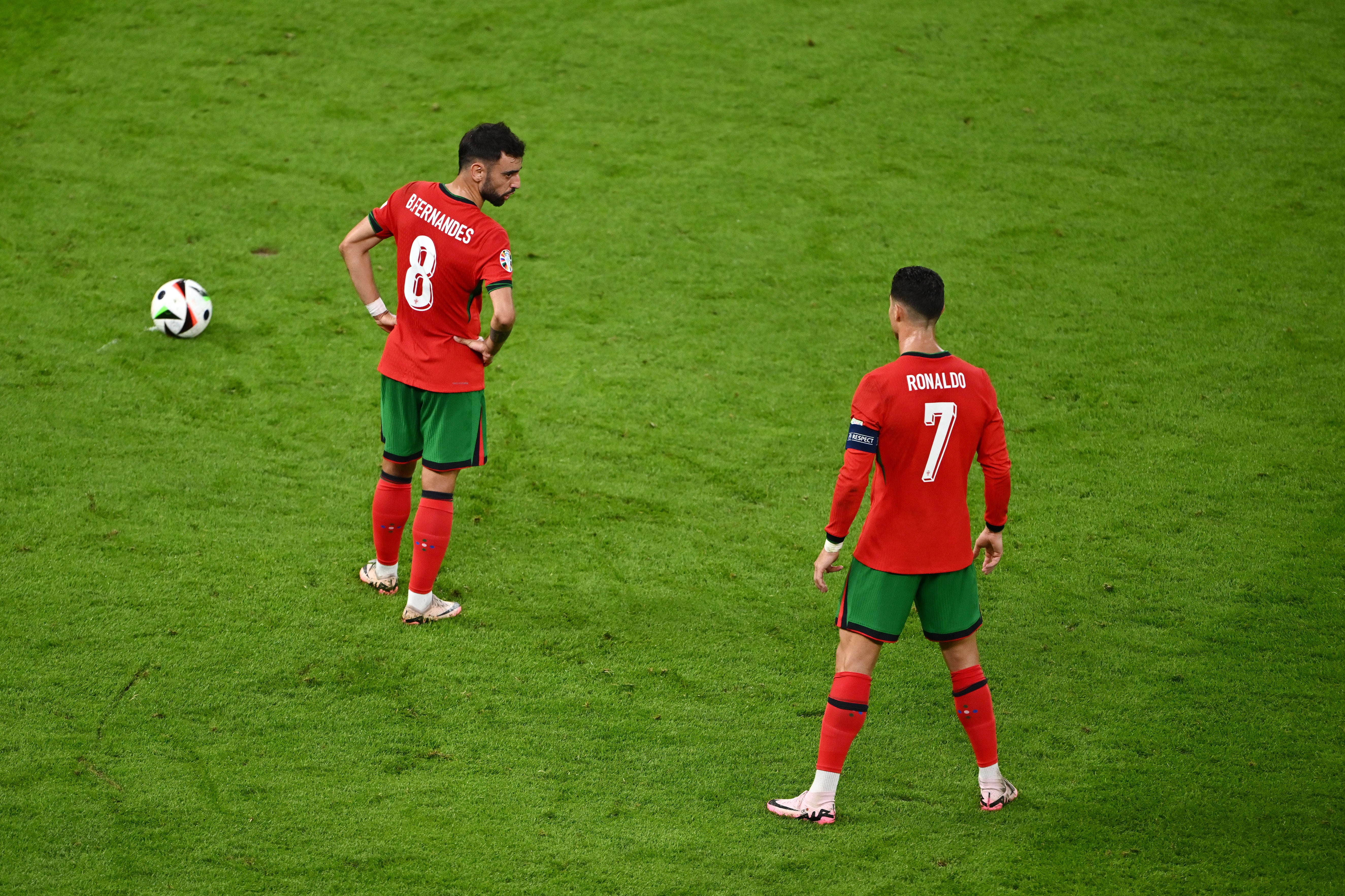 Bruno Fernandes (left), seconds before taking a free-kick instead of Cristiano Ronaldo