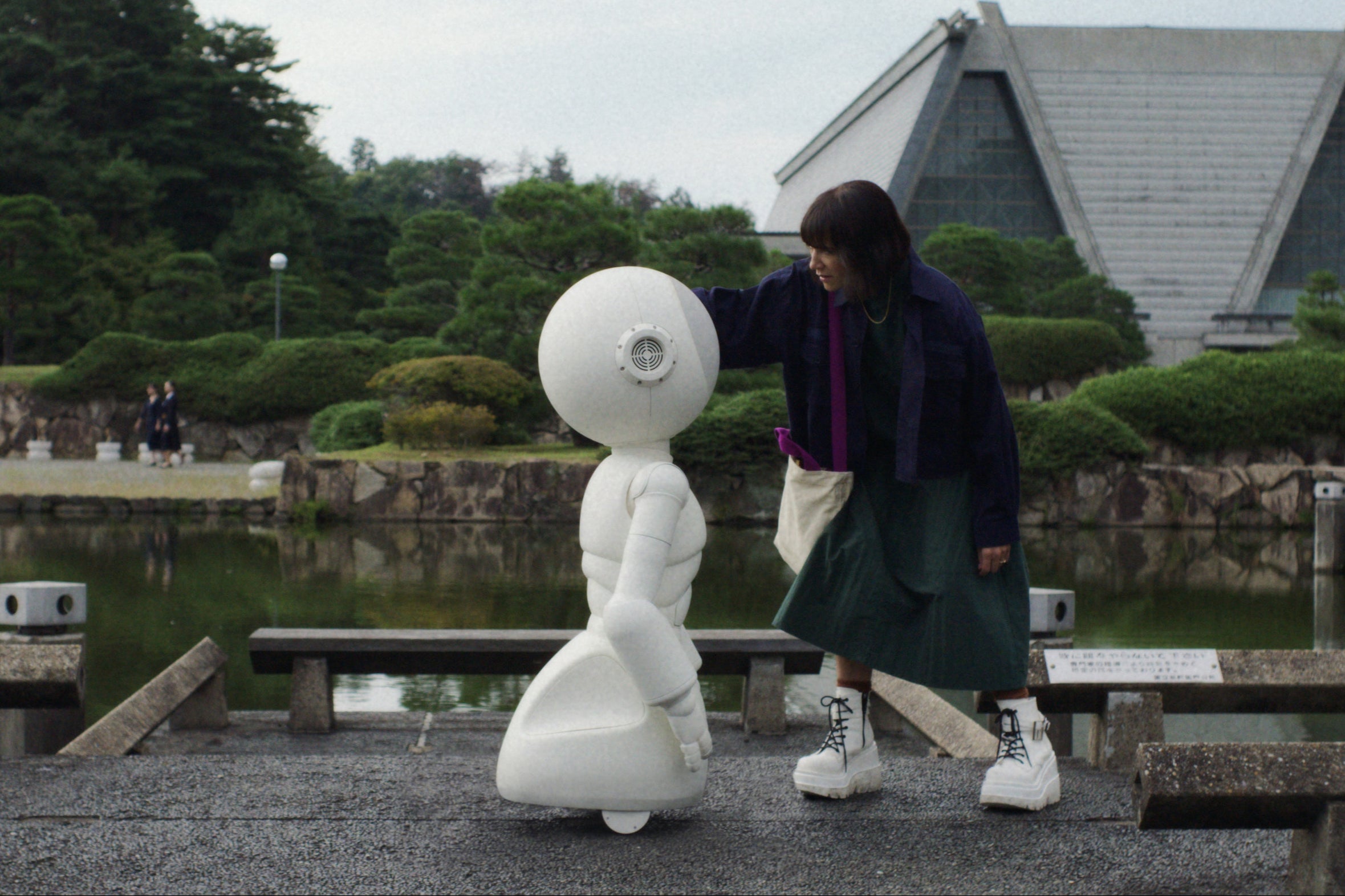 Tech-wary Suzie (Rashida Jones) slowly warms up to her new robot