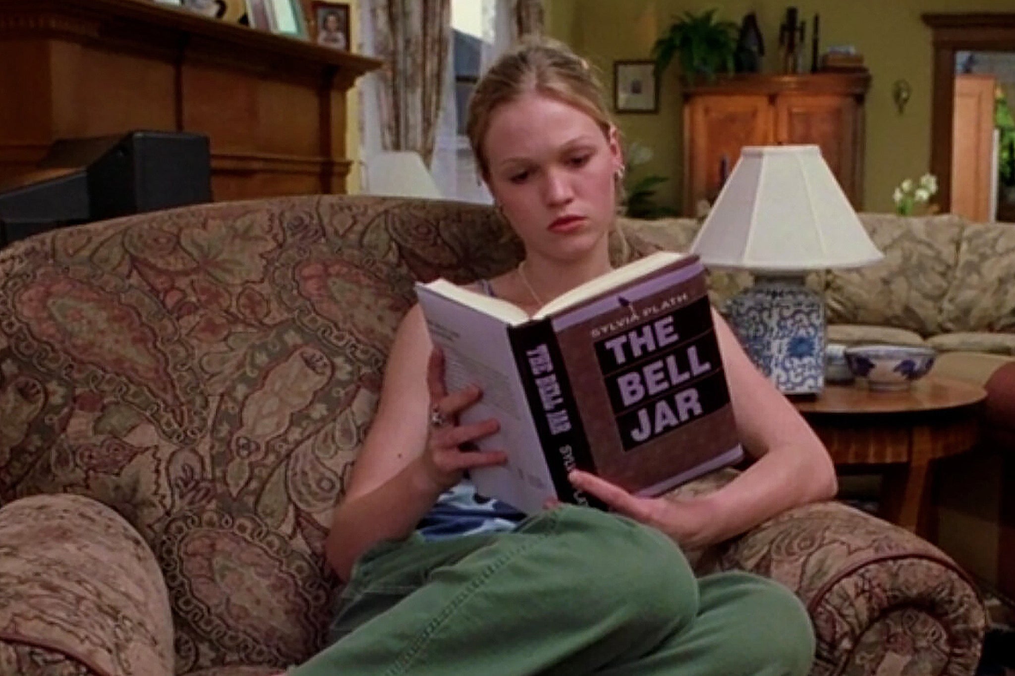 Birth of the ‘sad girl’: Julia Stiles reads ‘The Bell Jar’ in ‘10 Things I Hate About You’