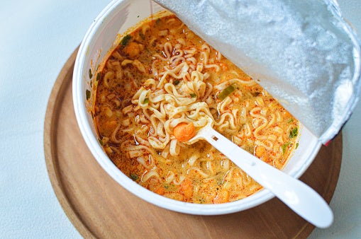 Bride and groom shock wedding guests after serving instant ramen