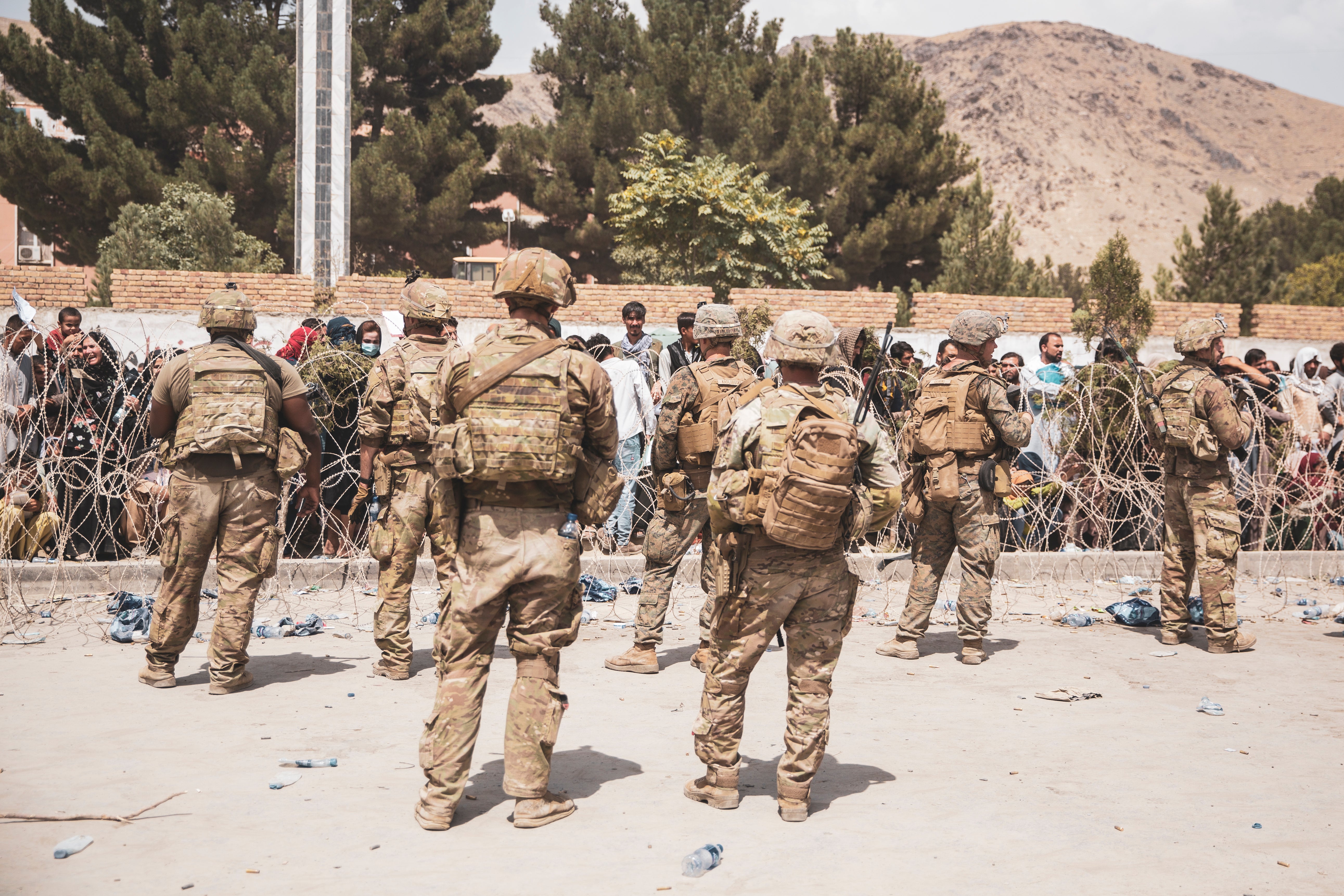 American soldiers assist with the evacuation of foreigners from Kabul after the city was captured by the Taliban in 2021