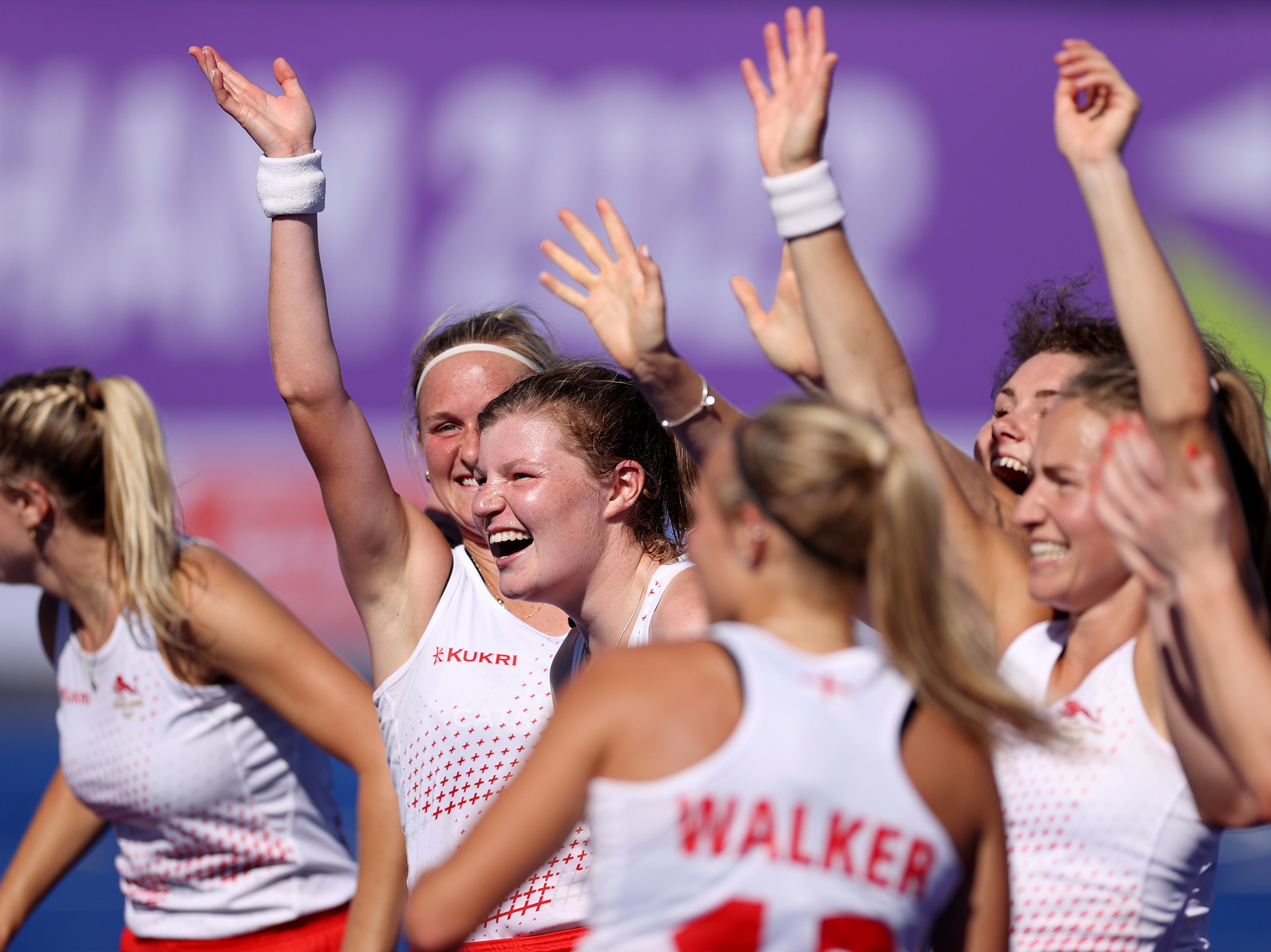 Tess Howard (center) celebrates winning gold at the 2022 Commonwealth Games with her England teammates