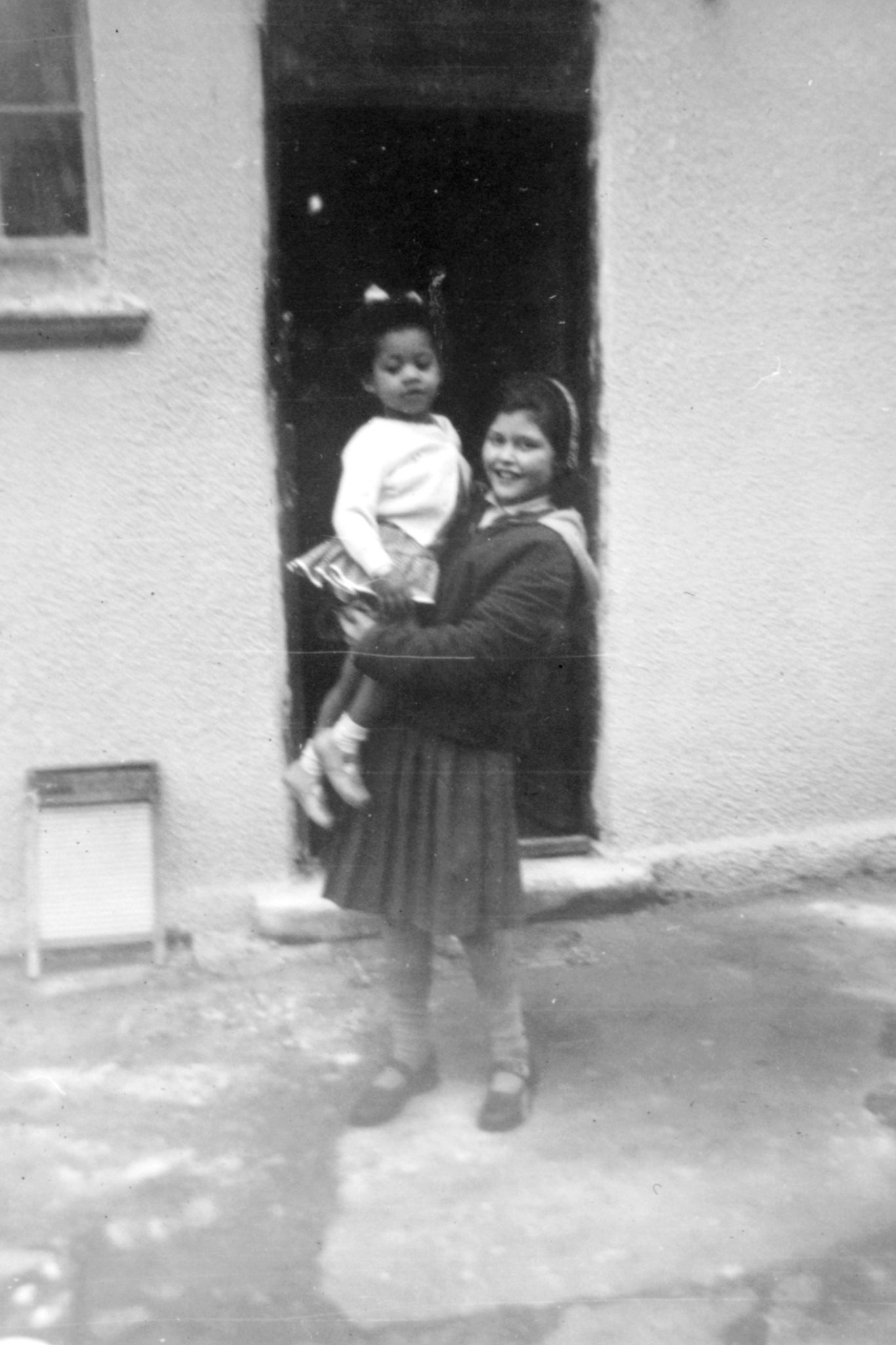 A young Mina with her sister Anne