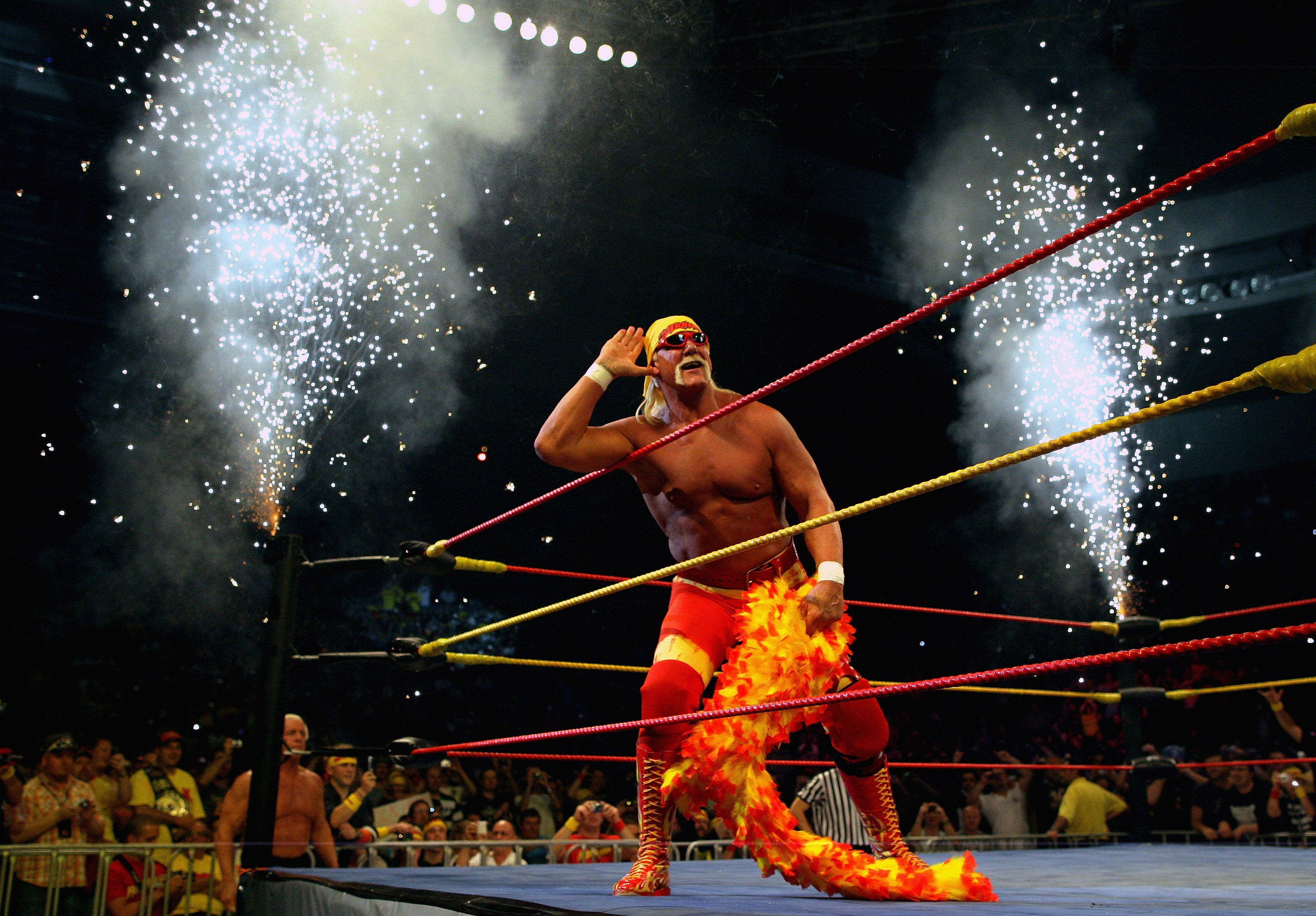 Hulk Hogan trabalha a multidão durante a turnê da Hulkamania na Rod Laver Arena em 21 de novembro de 2009 em Melbourne, Austrália.
