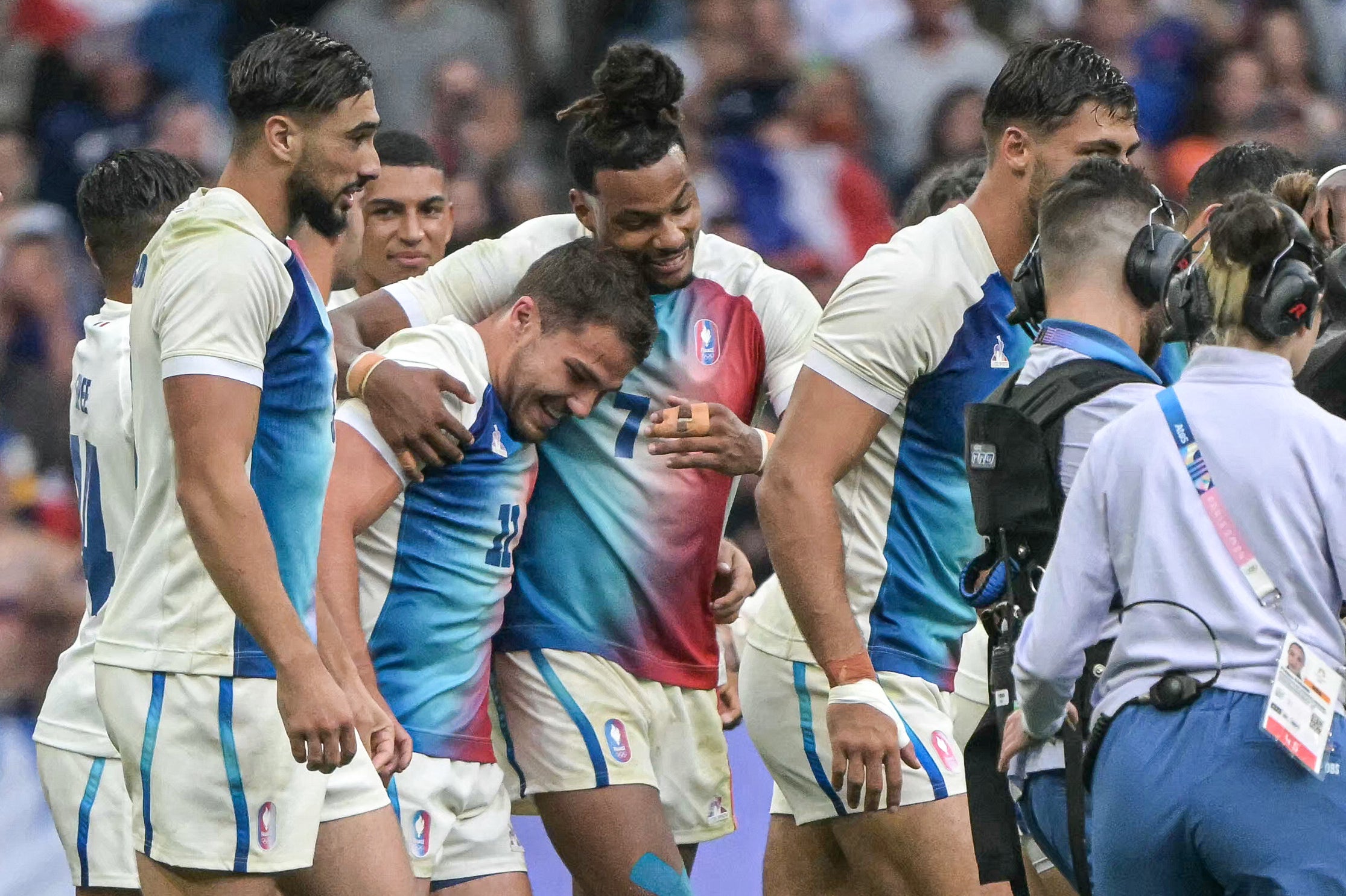 France's Antoine Dupont (C) and teammates celebrate