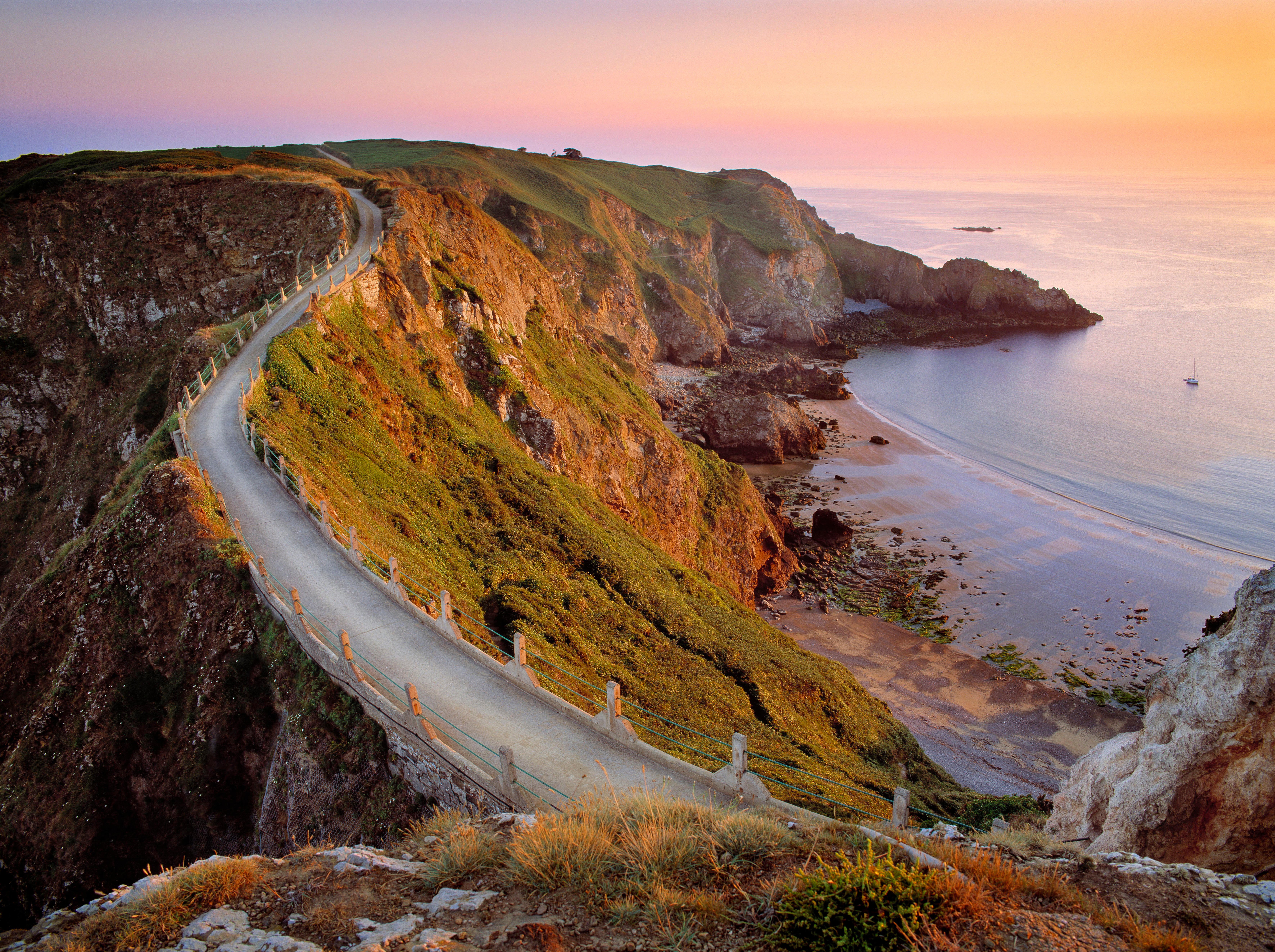 The clifftop track to Little Sark