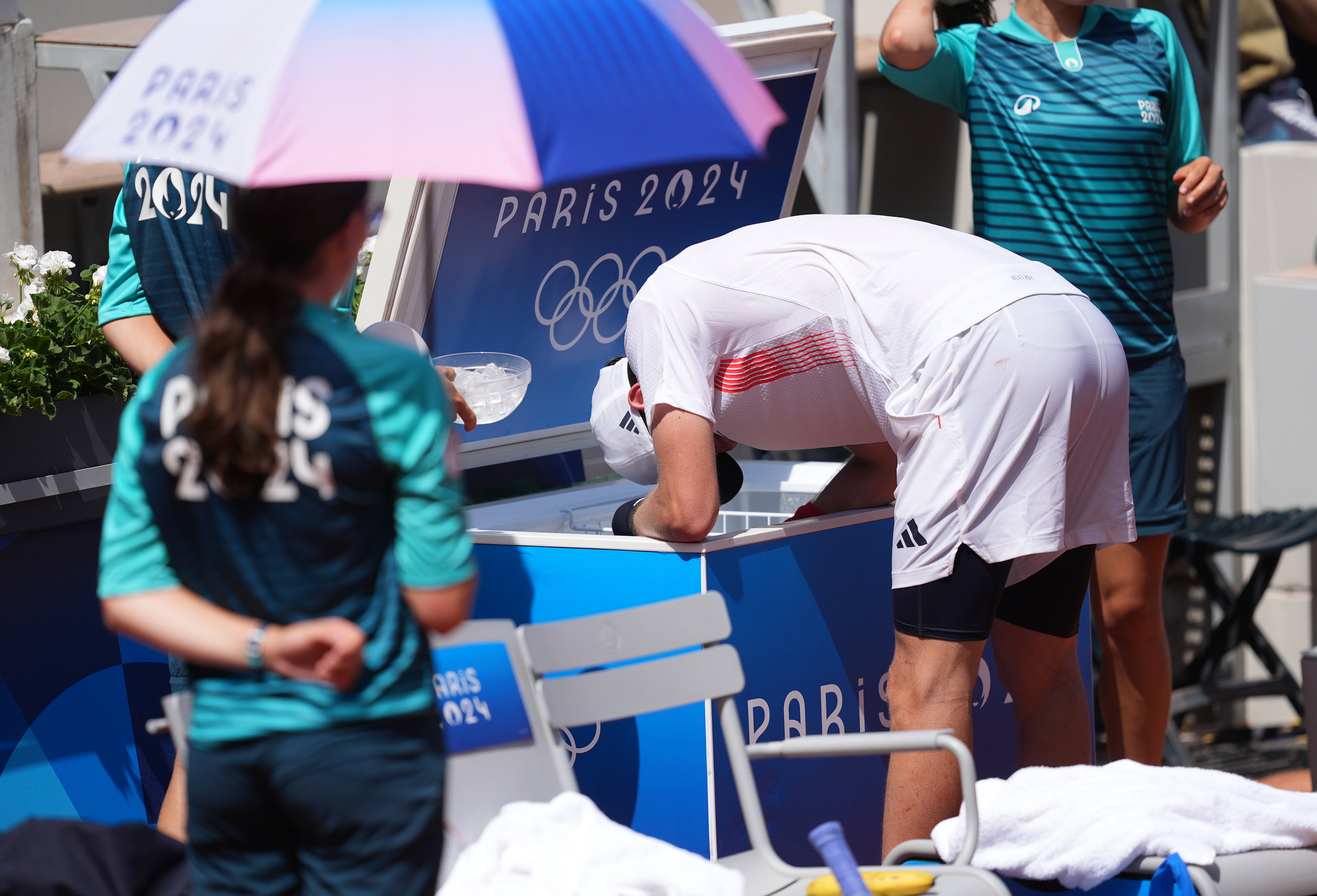 Jack Draper struggles in the Paris heat at the Olympics