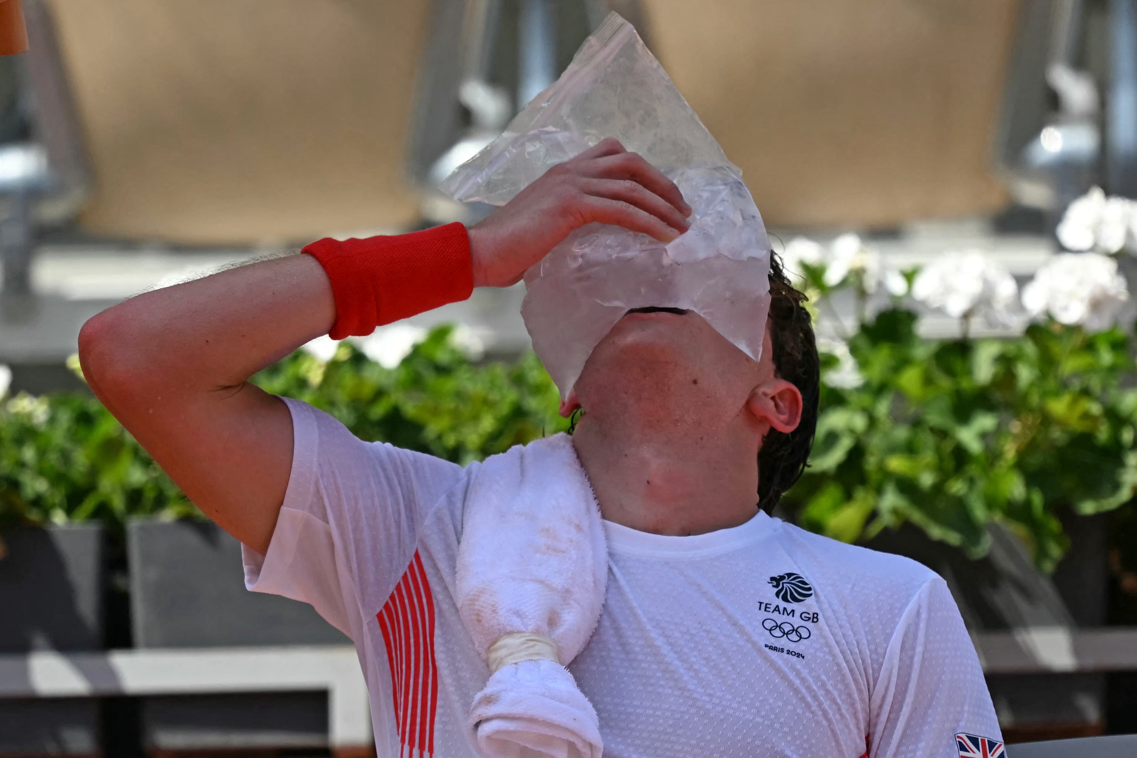 Jack Draper cools himself with a bag of ice during a break in play