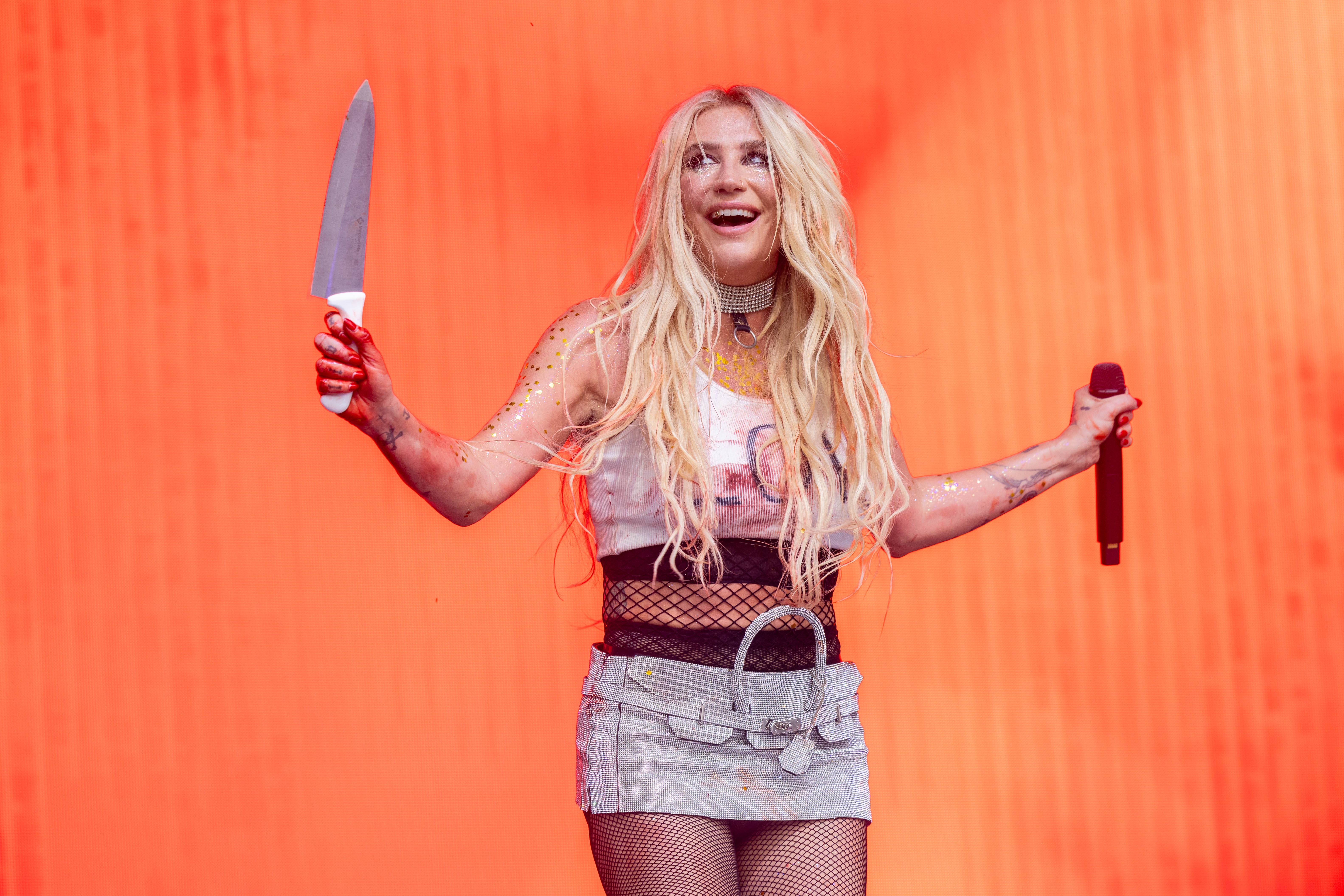 Kesha brandished real butcher’s knife during performance