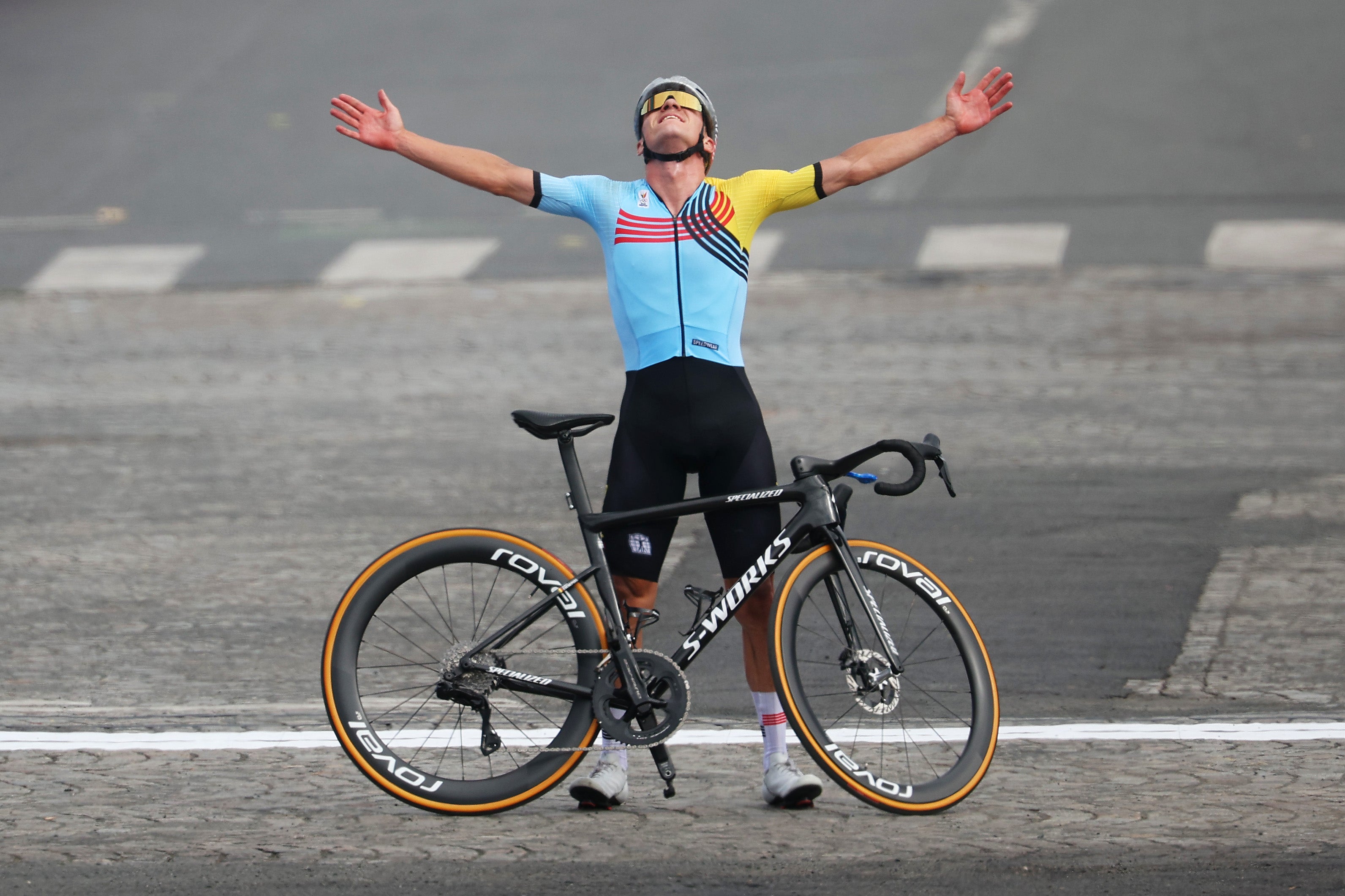 Remco Evenepoel celebrates victory on the finish line in Paris