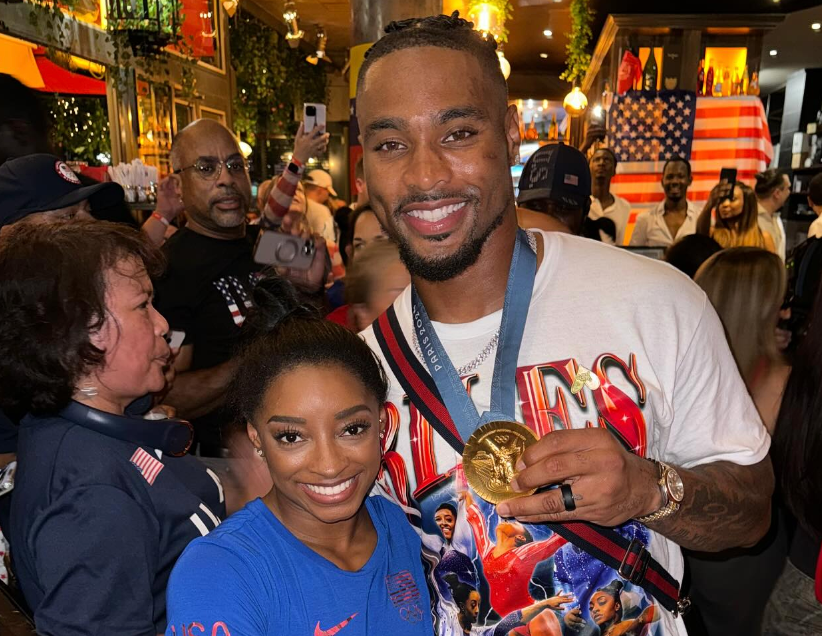 Jonathan Owens wears Simone Biles’ gold medal during Paris 2024 Olympics