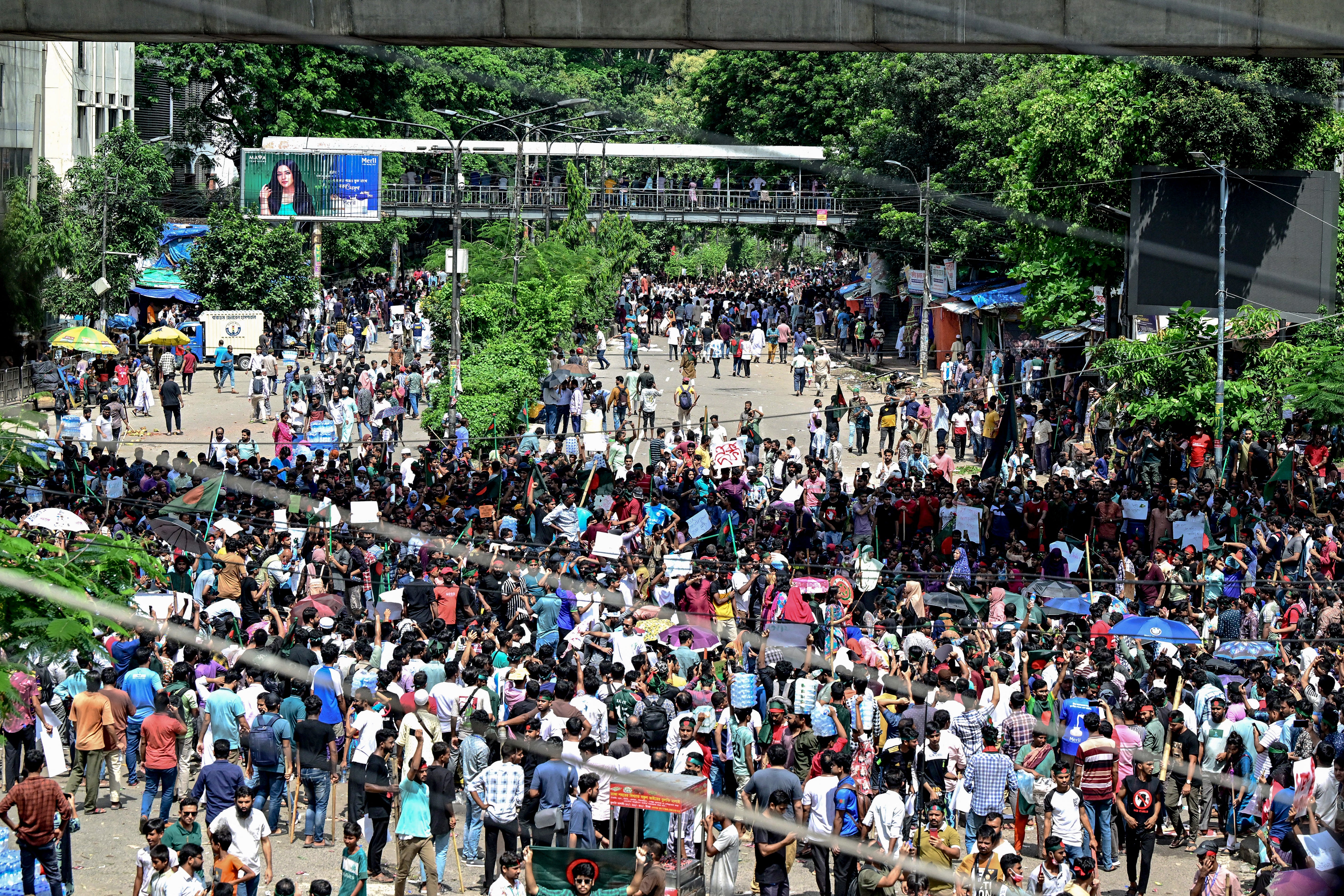 Thousands pour onto the streets of Bangladesh in protest