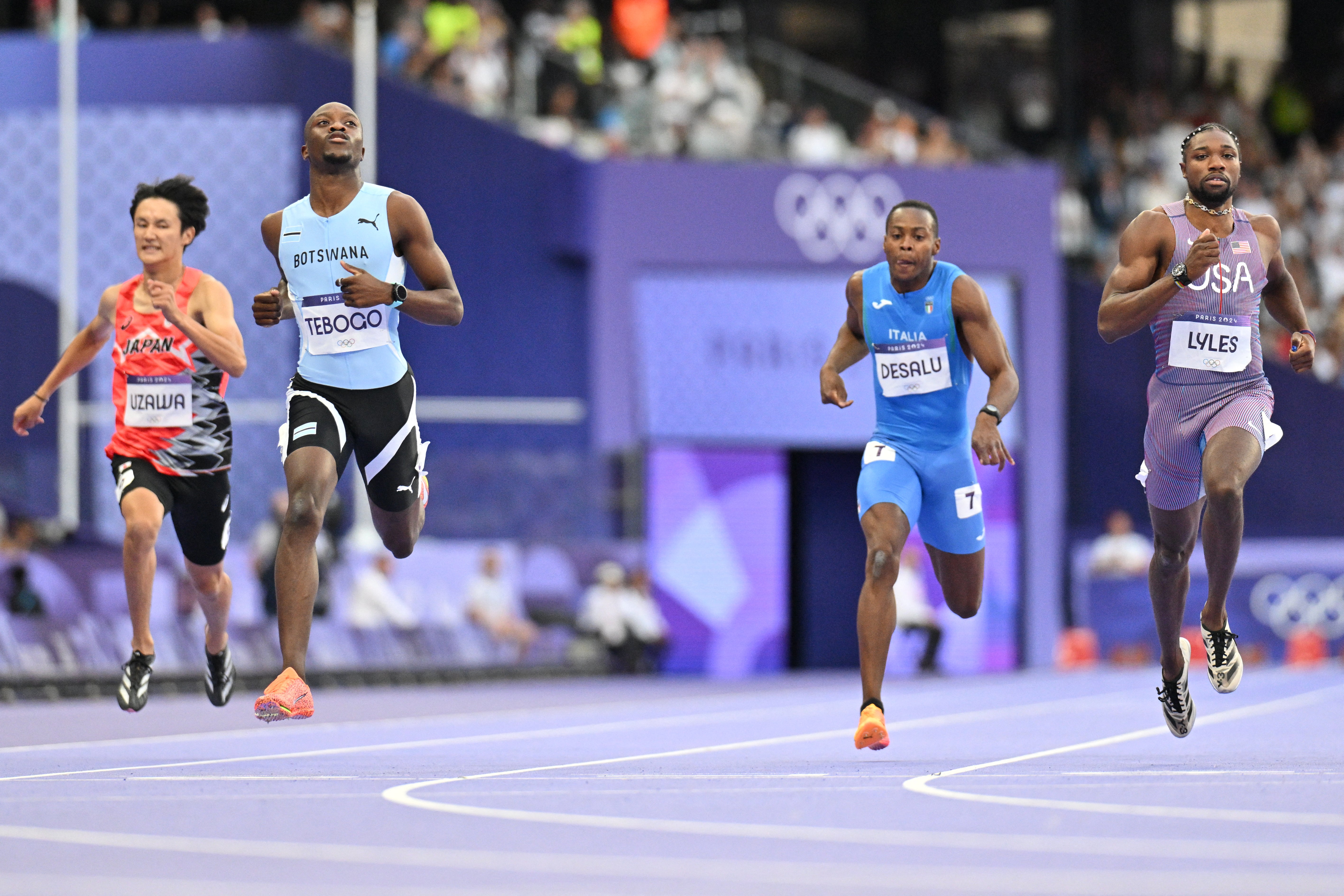 Letsile Tebogo cruises over the line to win his semi-final ahead of Noah Lyles