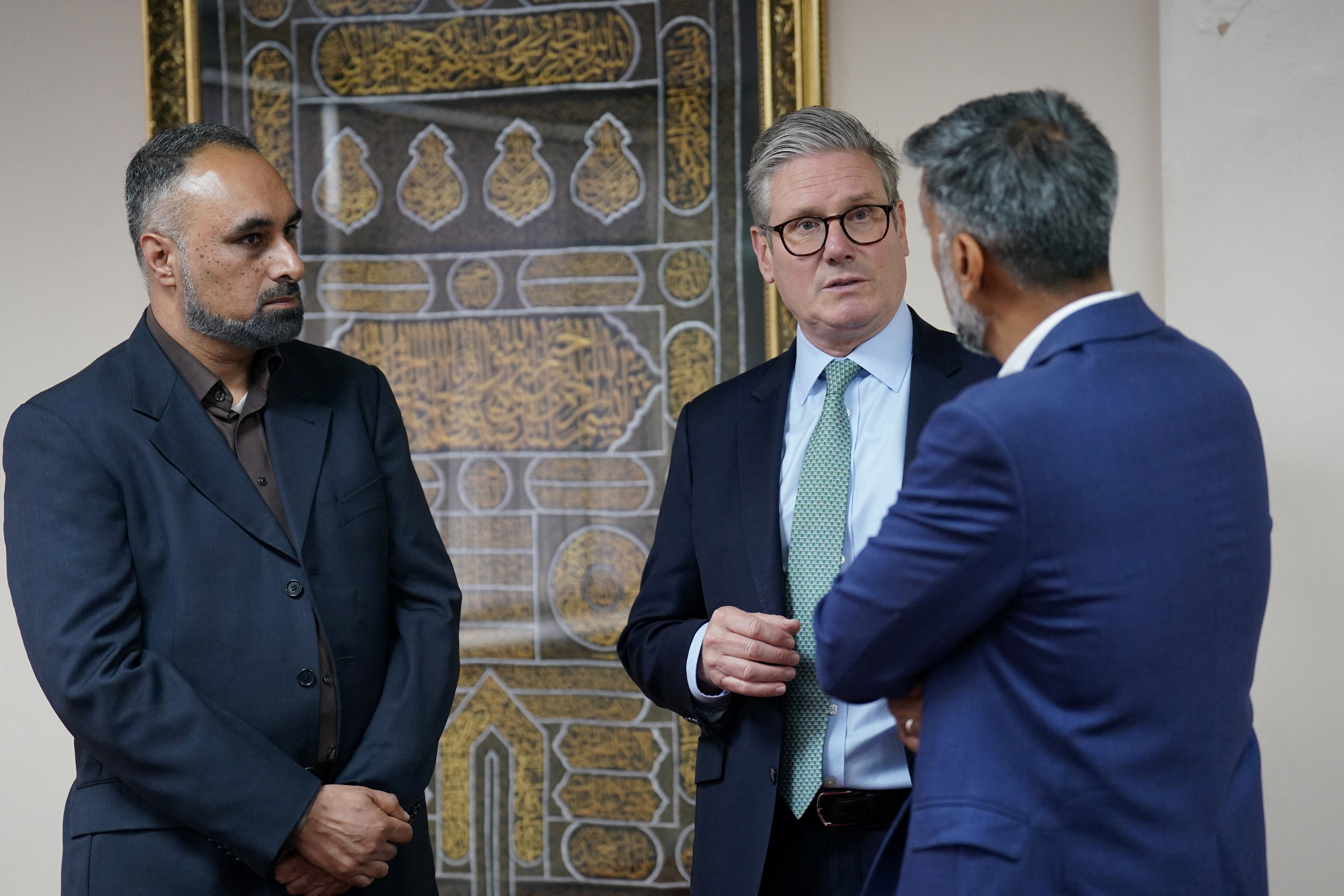 Starmer visits the Solihull Mosque in Birmingham, and meets Jehangir Malik, member of the mosque management team, and Sohail Hasani, founding trustee of the mosque and community centre