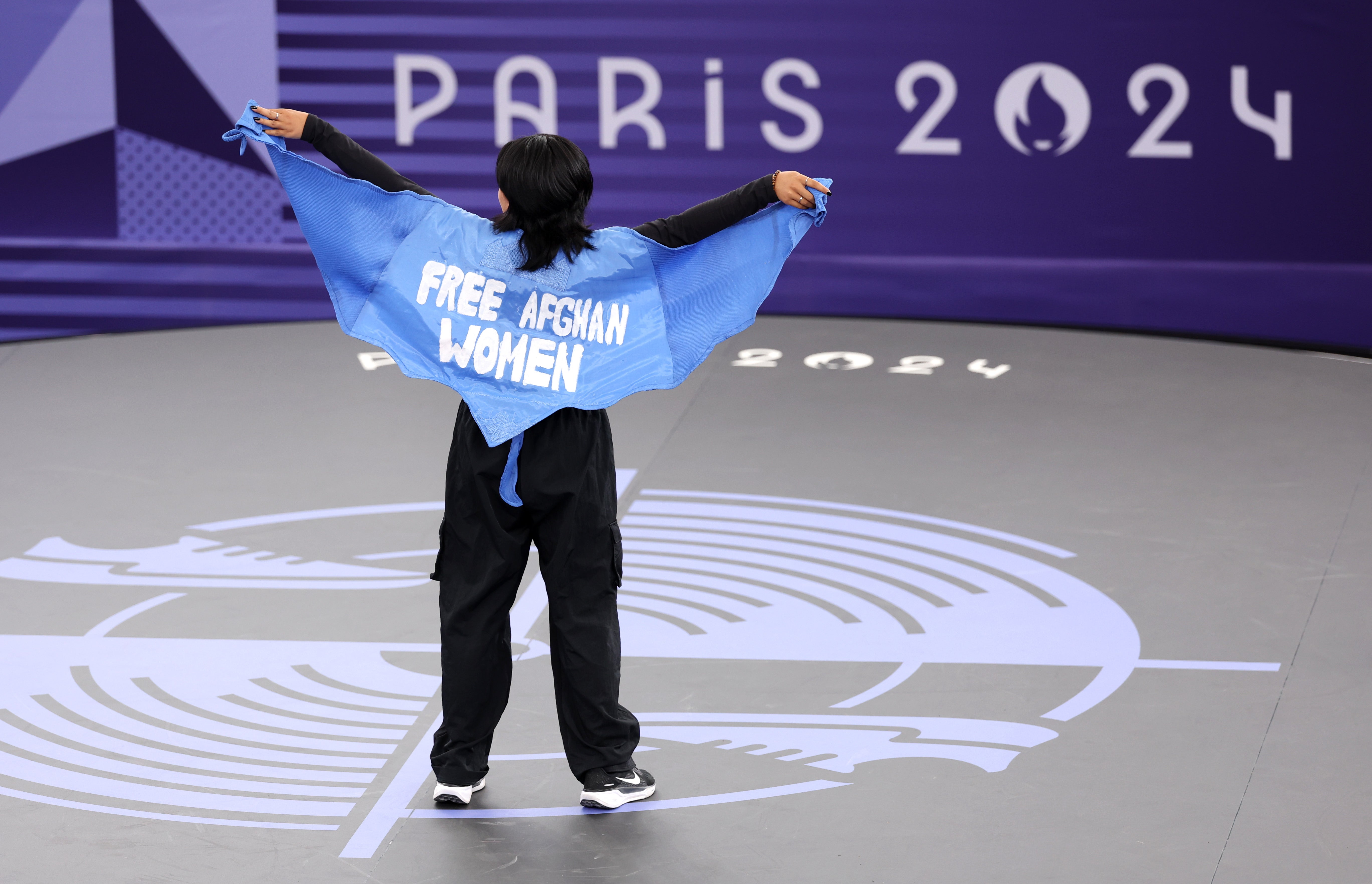 B-girl Talash of the Refugee Olympic Team unveiled a cape displaying the words ‘Free Afghan Women’.