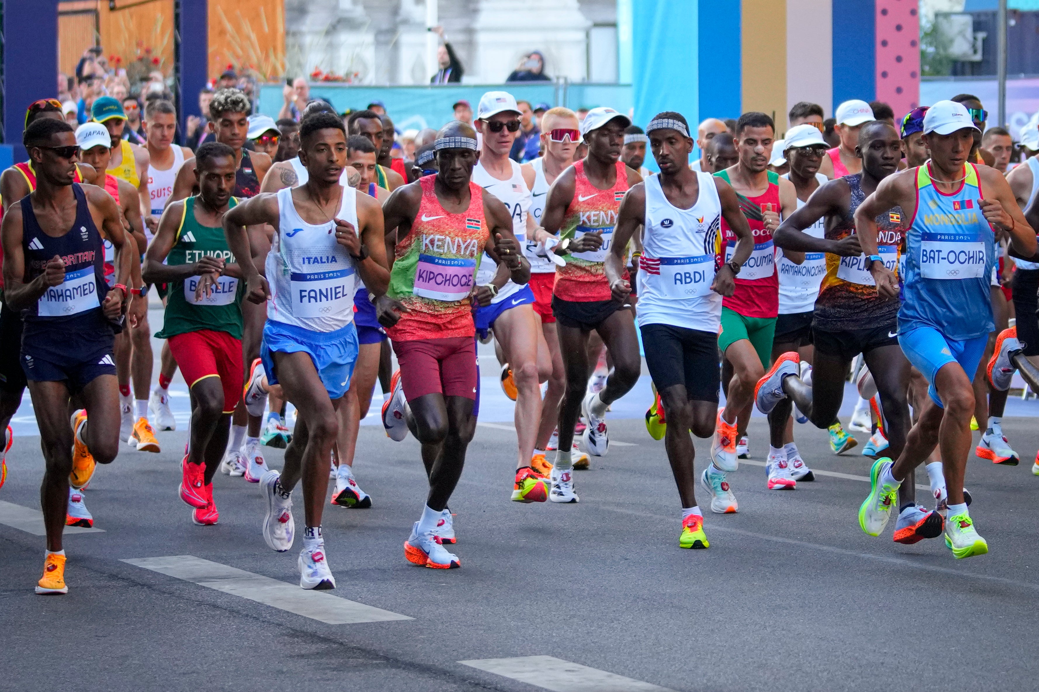 Kenya’s Elius Kipchoge (C) competes at the start of the men’s marathon competi