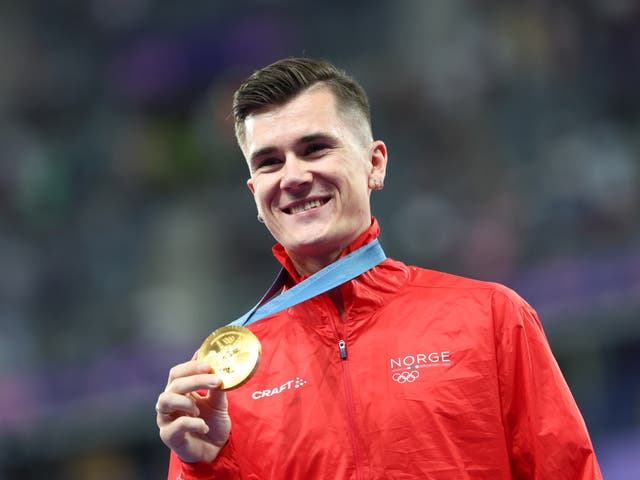 <p>Gold medalist Jakob Ingebrigtsen of Norway poses on the podium </p>