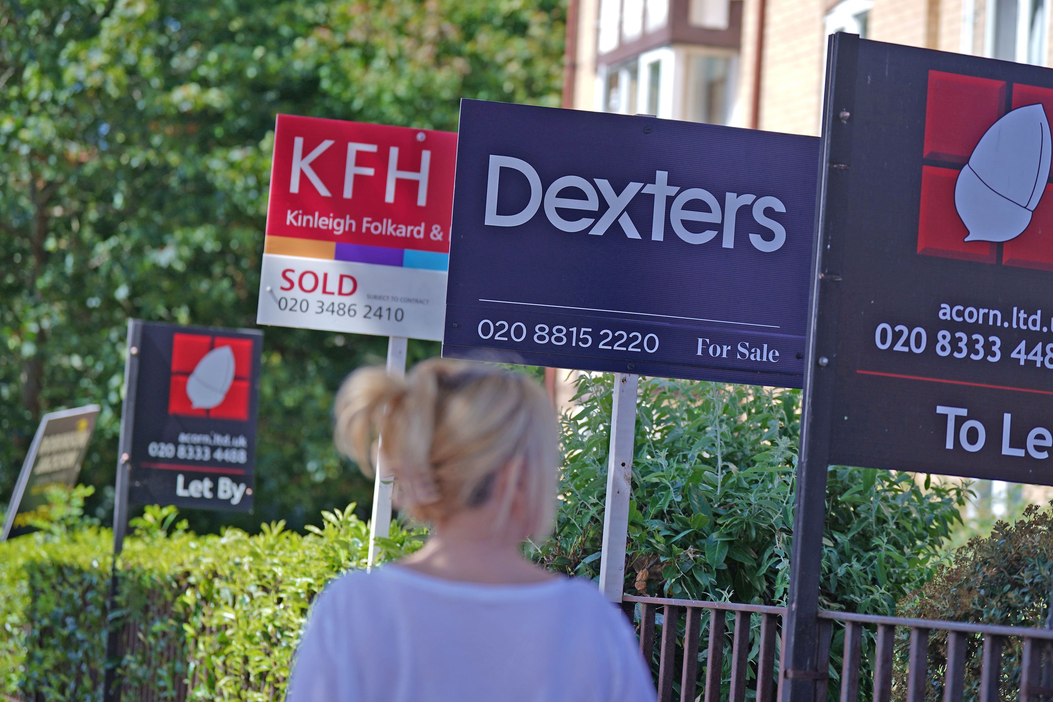 Hundreds of thousands of homes are set to be bought this year, says Zoopla