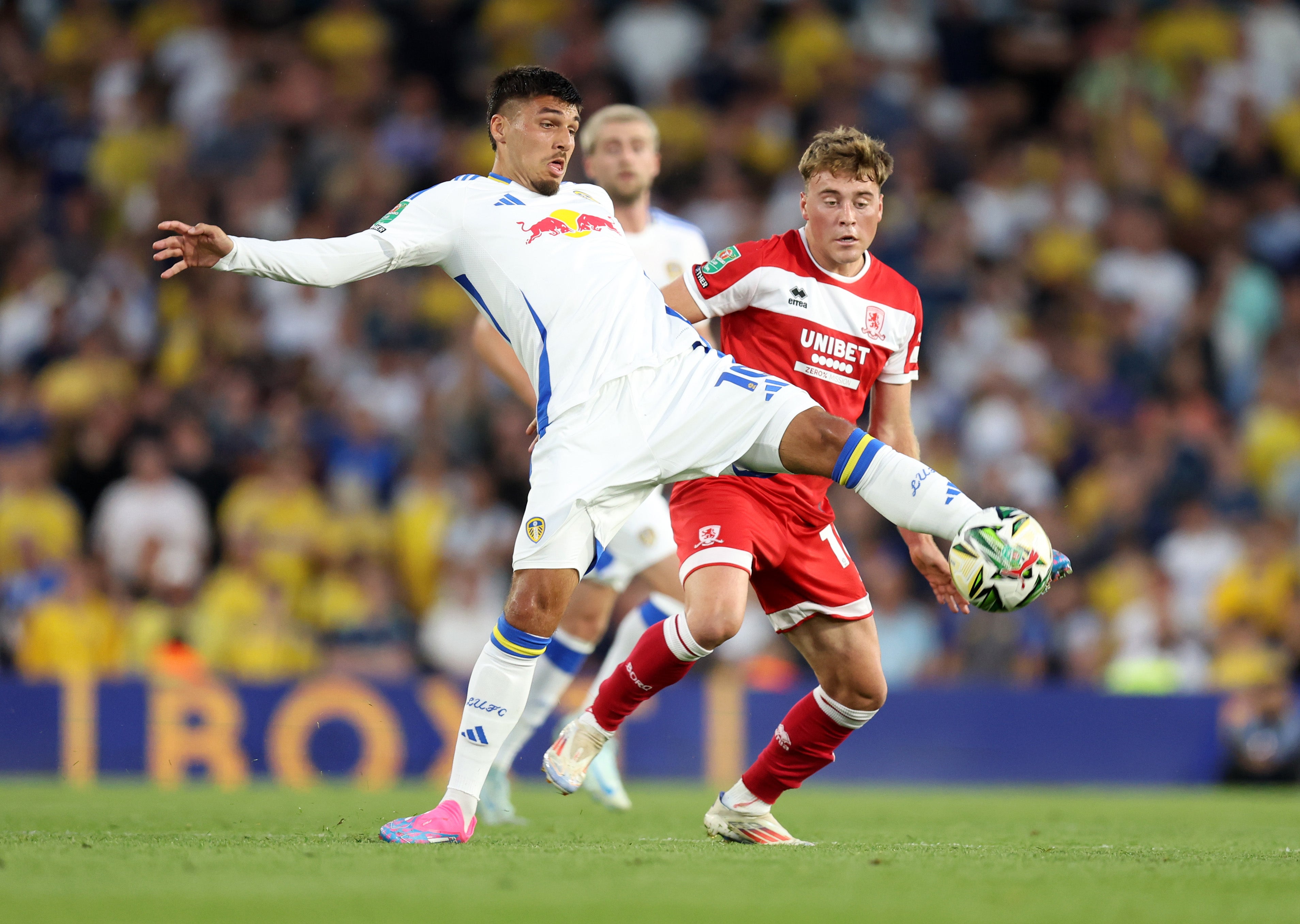 Aidan Morris of Middlesbrough battles for possession with Joel Piroe of Leeds United