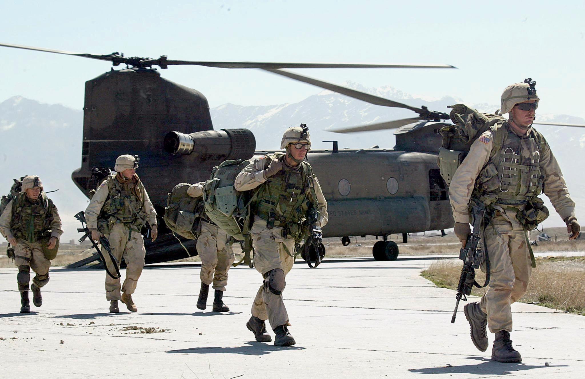 US soldiers arrive at Bagram airbase after returning from the Arma mountain region in March 2002