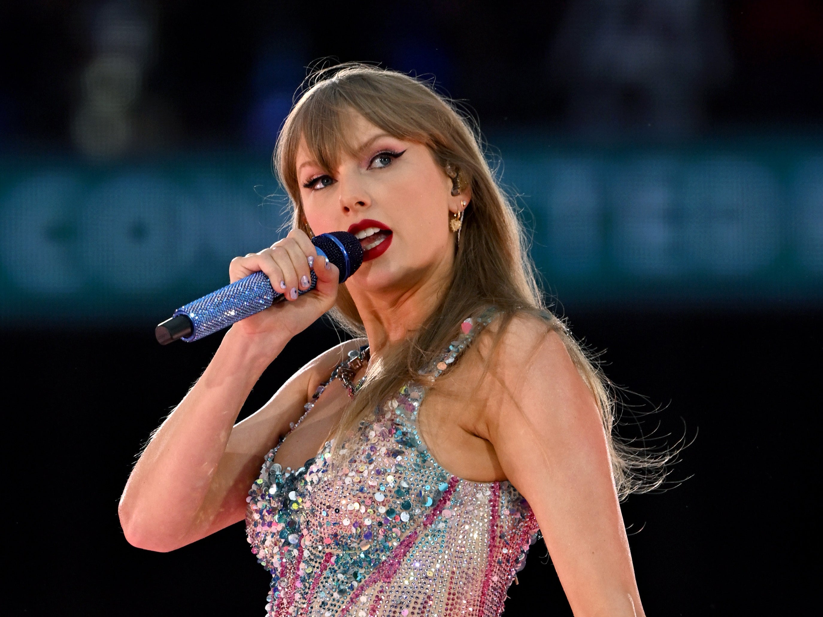 Swift performing in London