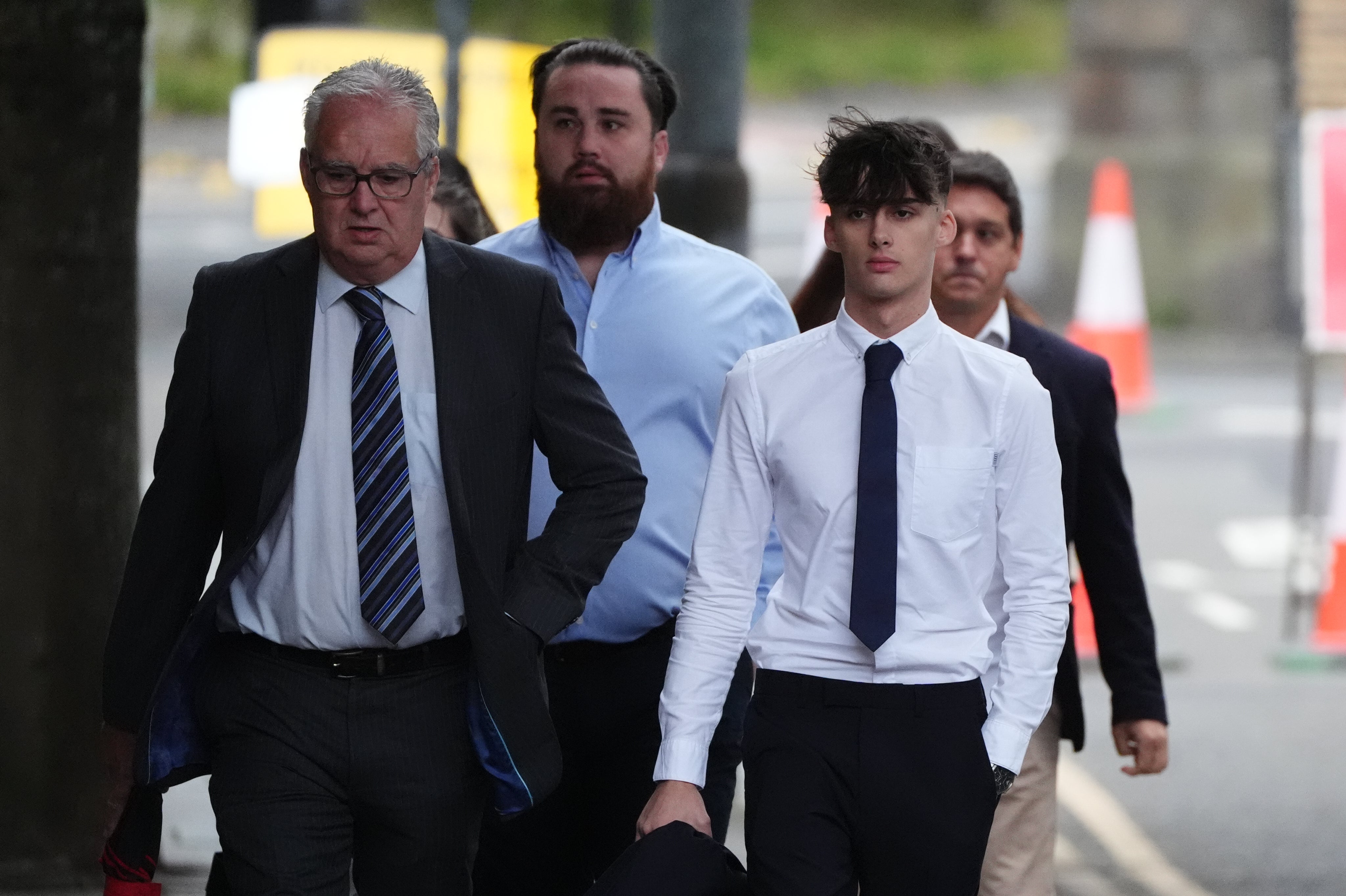 Loy and his family arrive at court