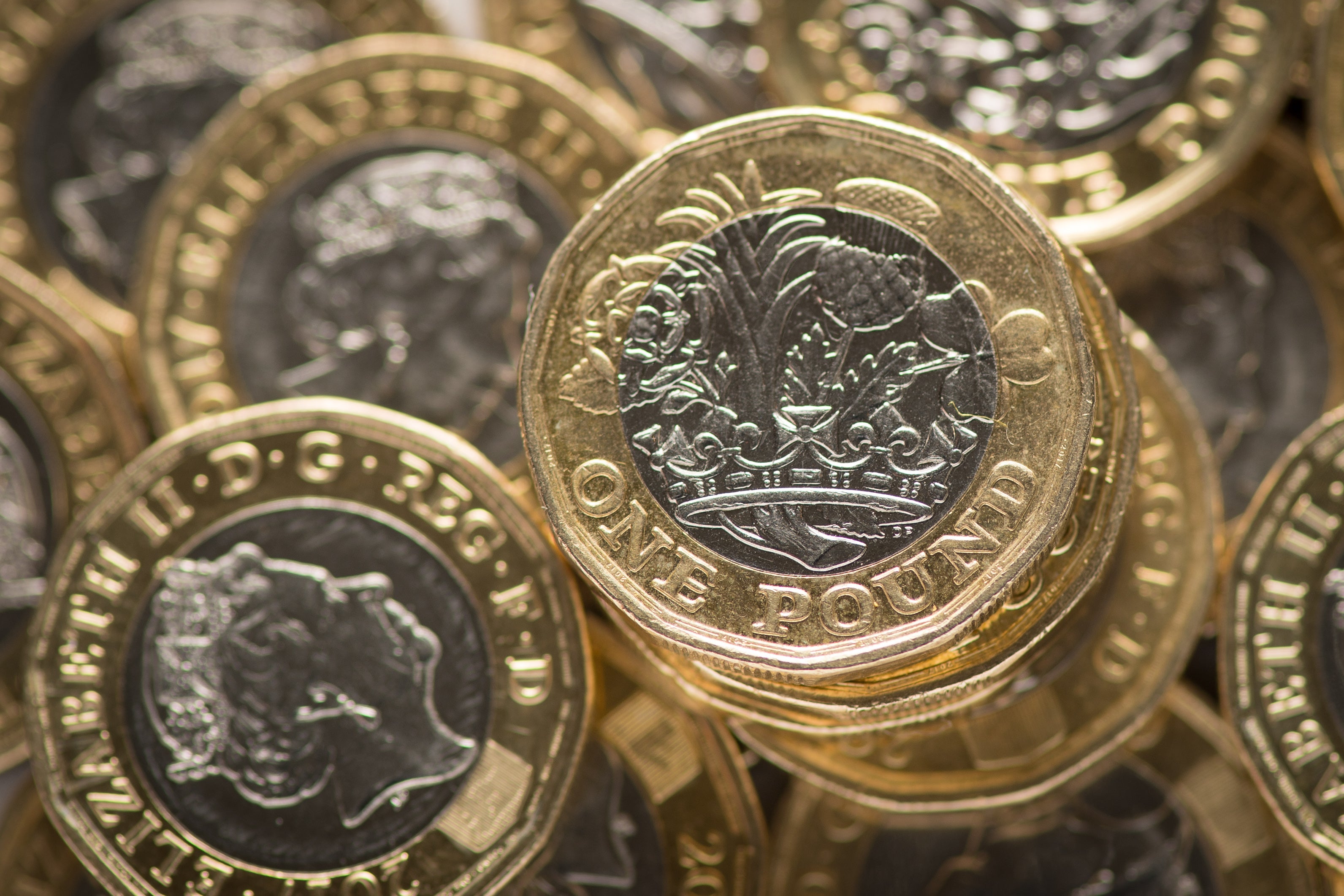 Old £1 coins with the late Queen Elizabeth II portrait