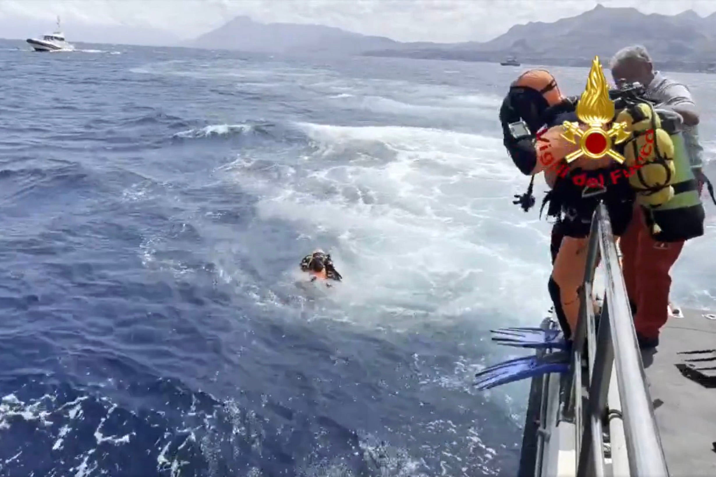 Divers try to reach the wreck in a crucial 24 hours