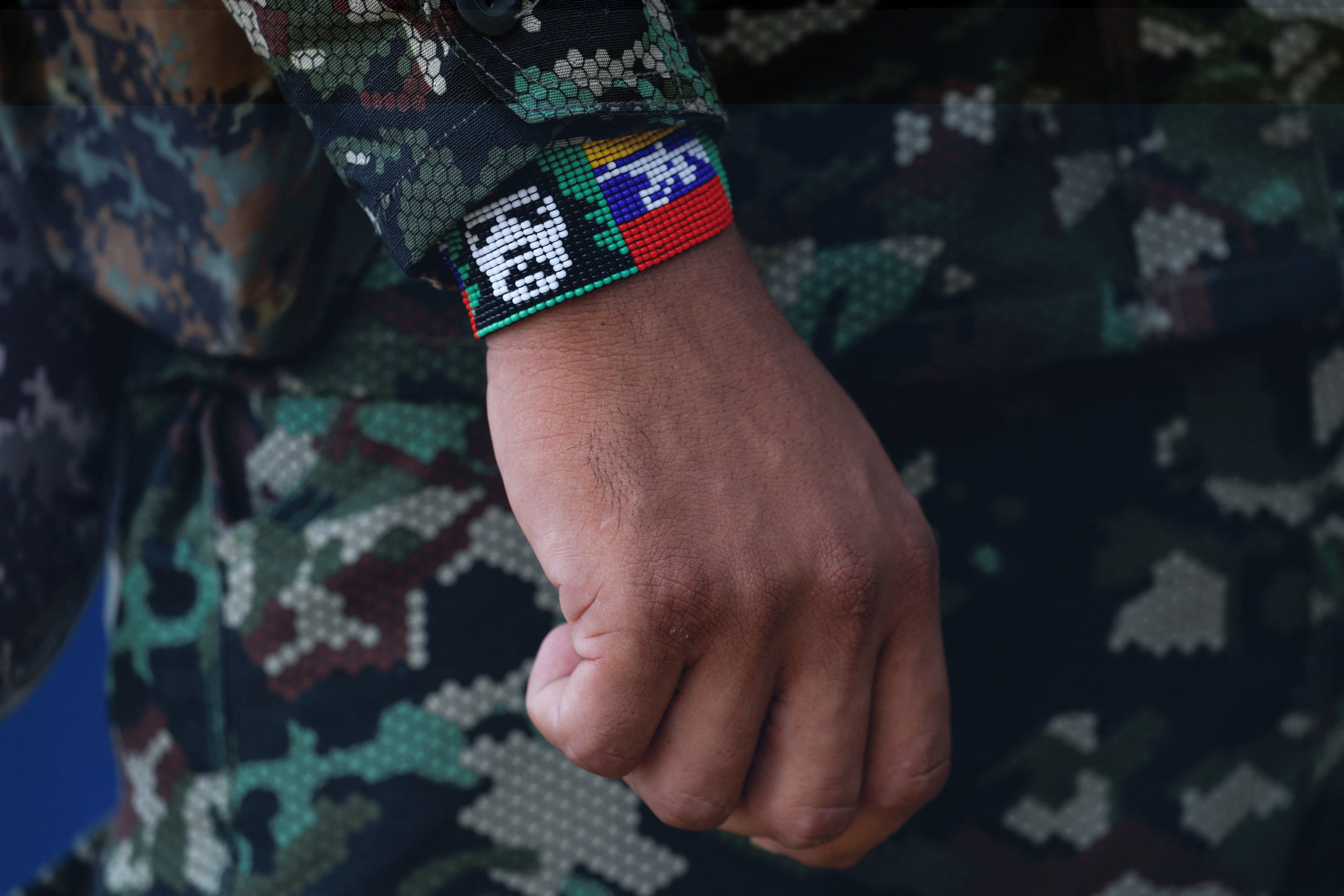 A guerrilla from Colombian rebel group Segunda Marquetalia wears a wristband with the image of late rebel hero Ernesto ‘Che’ Guevara