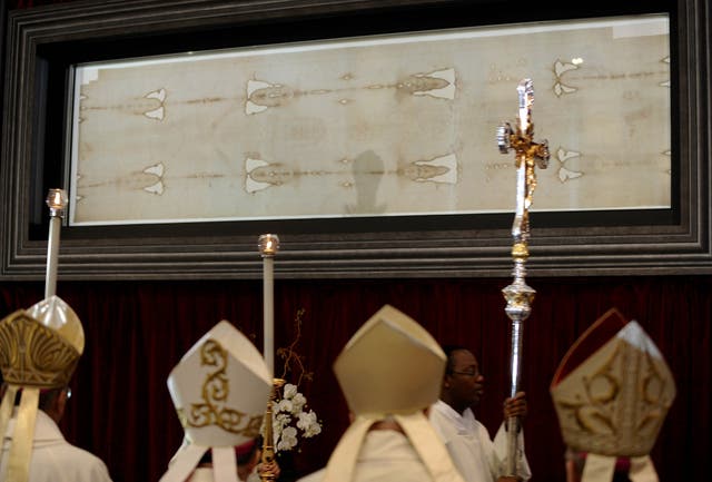 <p>Bishops stand in front of the Shroud of Turin</p>