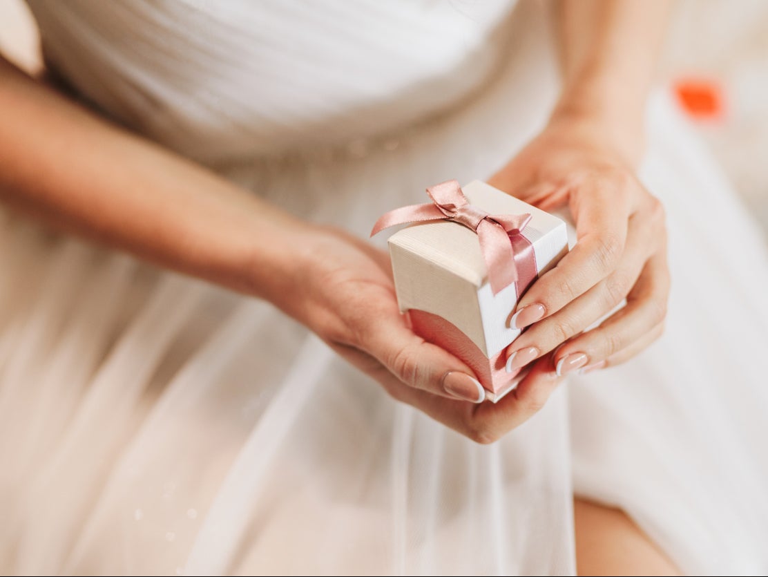 Man admits he gave his sister who hosted a wedding a much more ‘generous’ gift