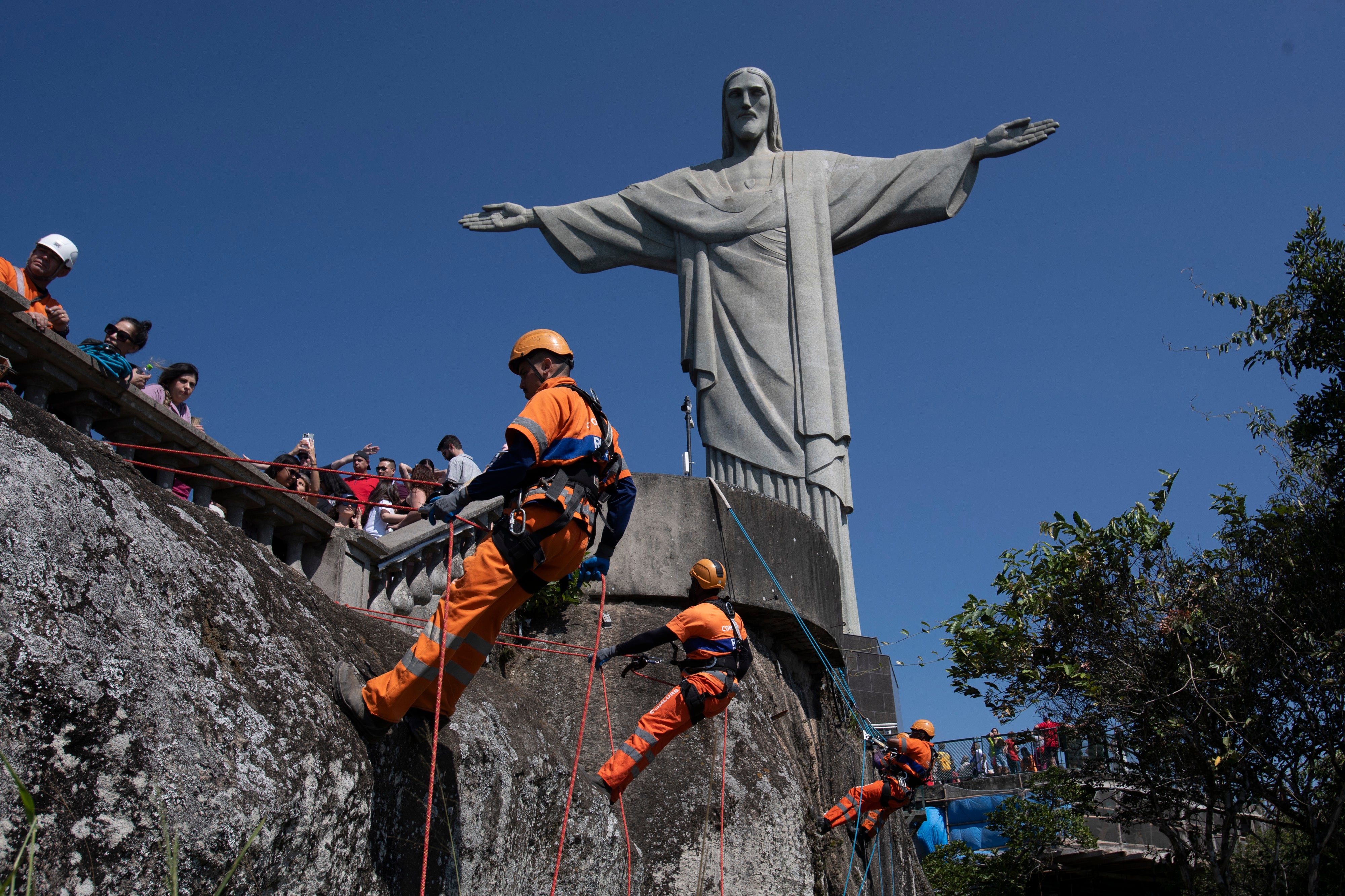 APTOPIX Brazil Trash Collector Climbers