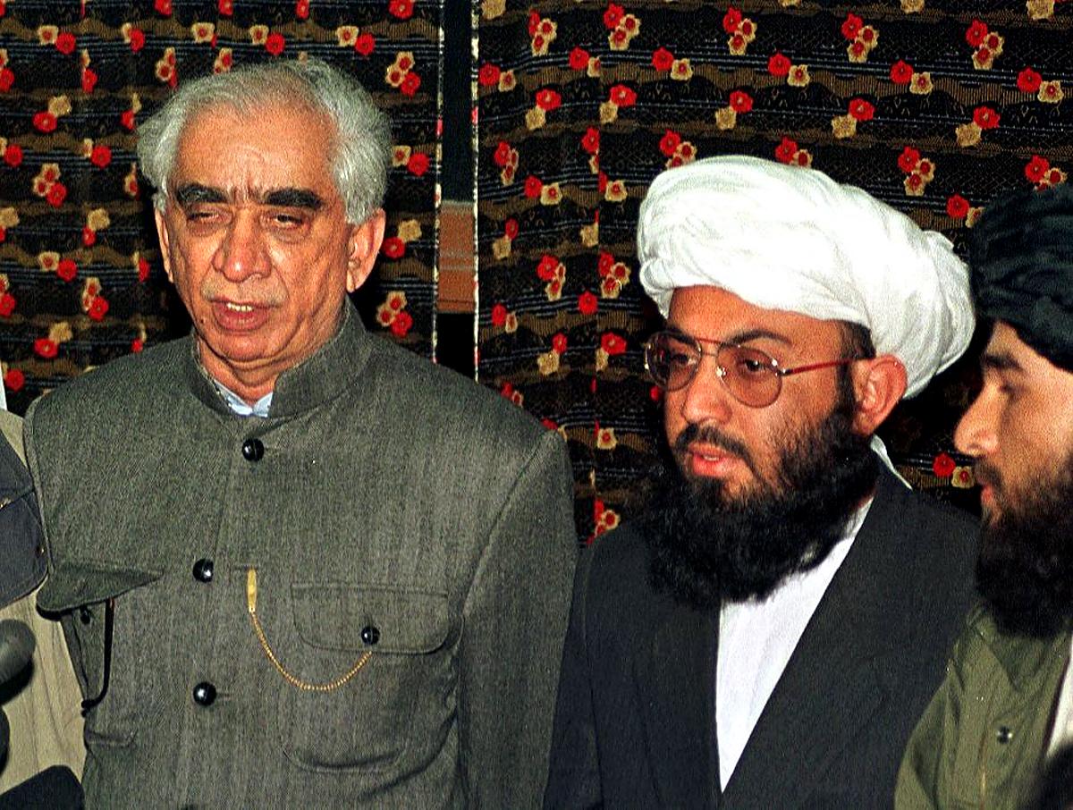 Indian Foreign Minister Jaswant Singh (left) and his Afghan counterpart Wakil Ahmad Mutawakel addresses a joint press conference at Kandahar airport after the end of the Indian Airlines hijacking crisis on 31 December, 1999