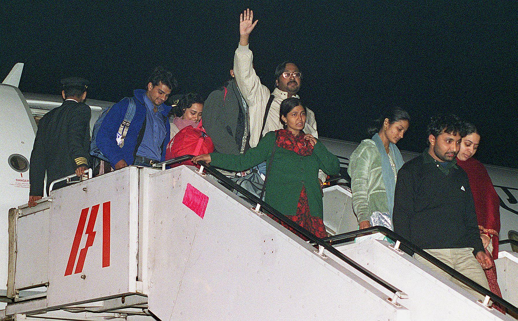 A group of hostages disembark from a plane at New Delhi’s international airport on 31 December 1999