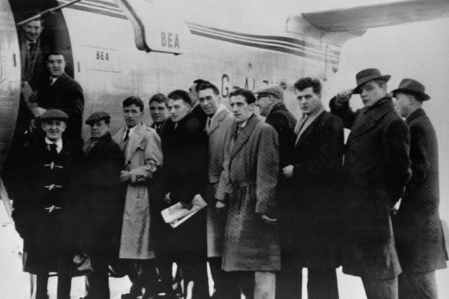 <p>Manchester United’s ‘Busby Babes’ prepare to board the 1958 flight from Munich that will end in tragedy</p>