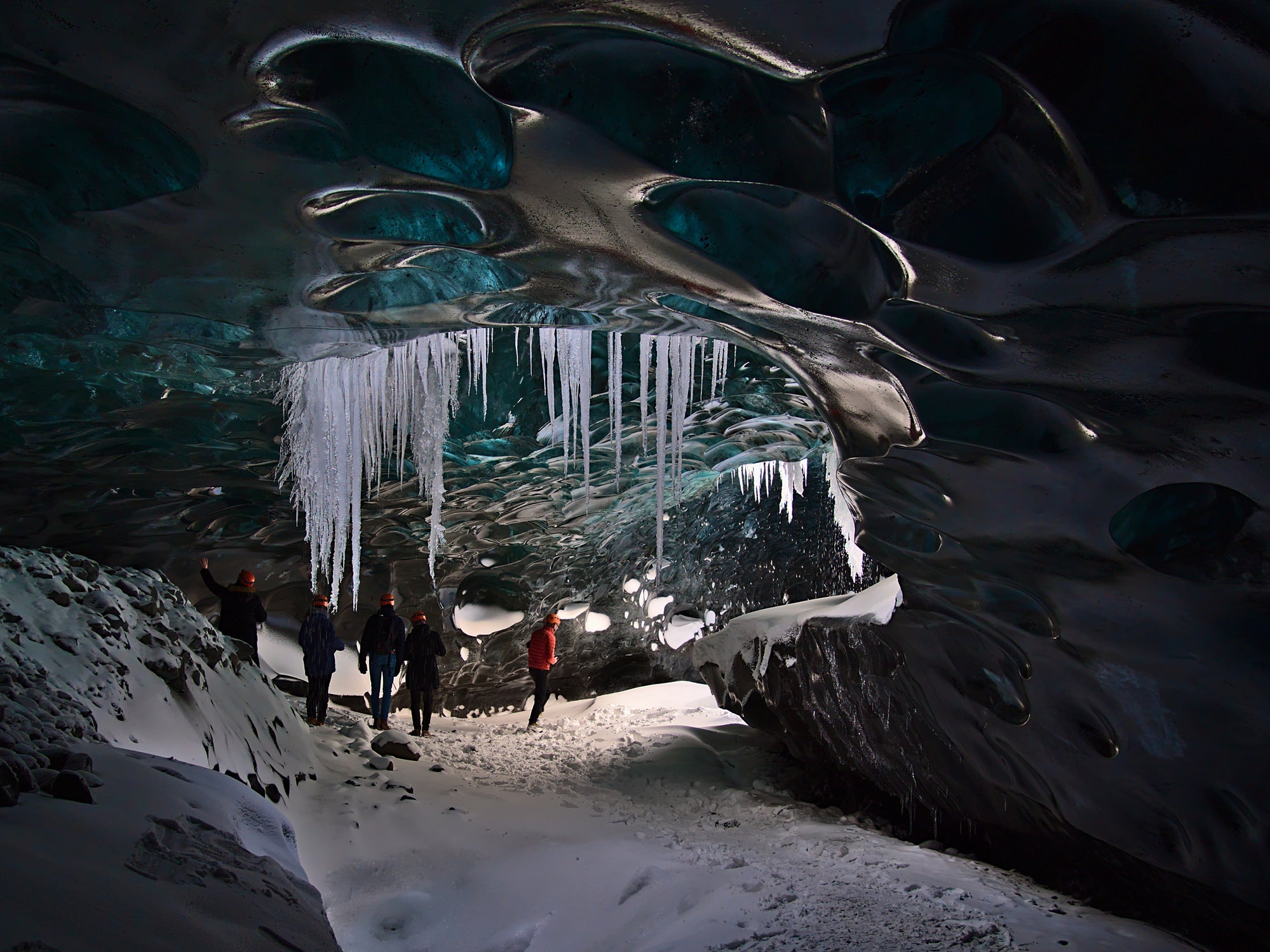 One tourist died when an ice cave in the Breiðamerkurjökull glacier collapsed on Sunday