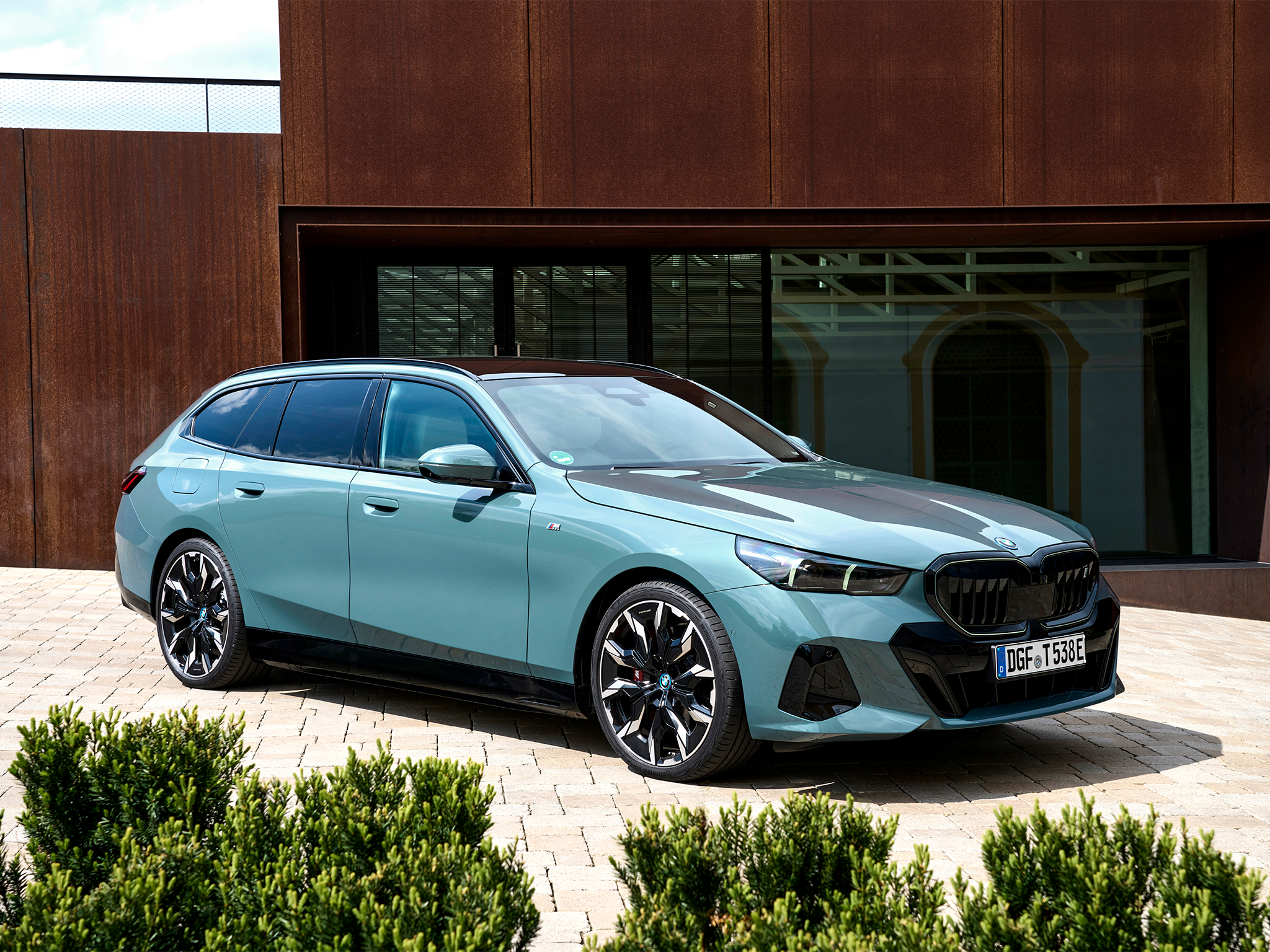 The BMW i5 Touring comes in just one battery size, 86kWh