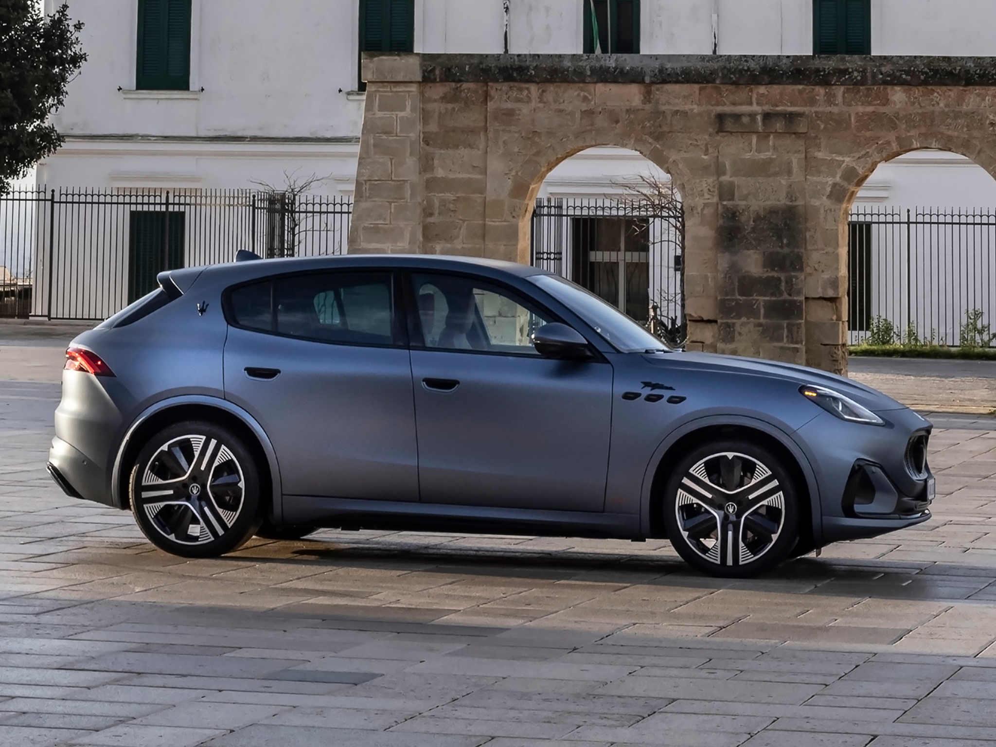 Maserati Grecale Folgore in blue graphite texturized