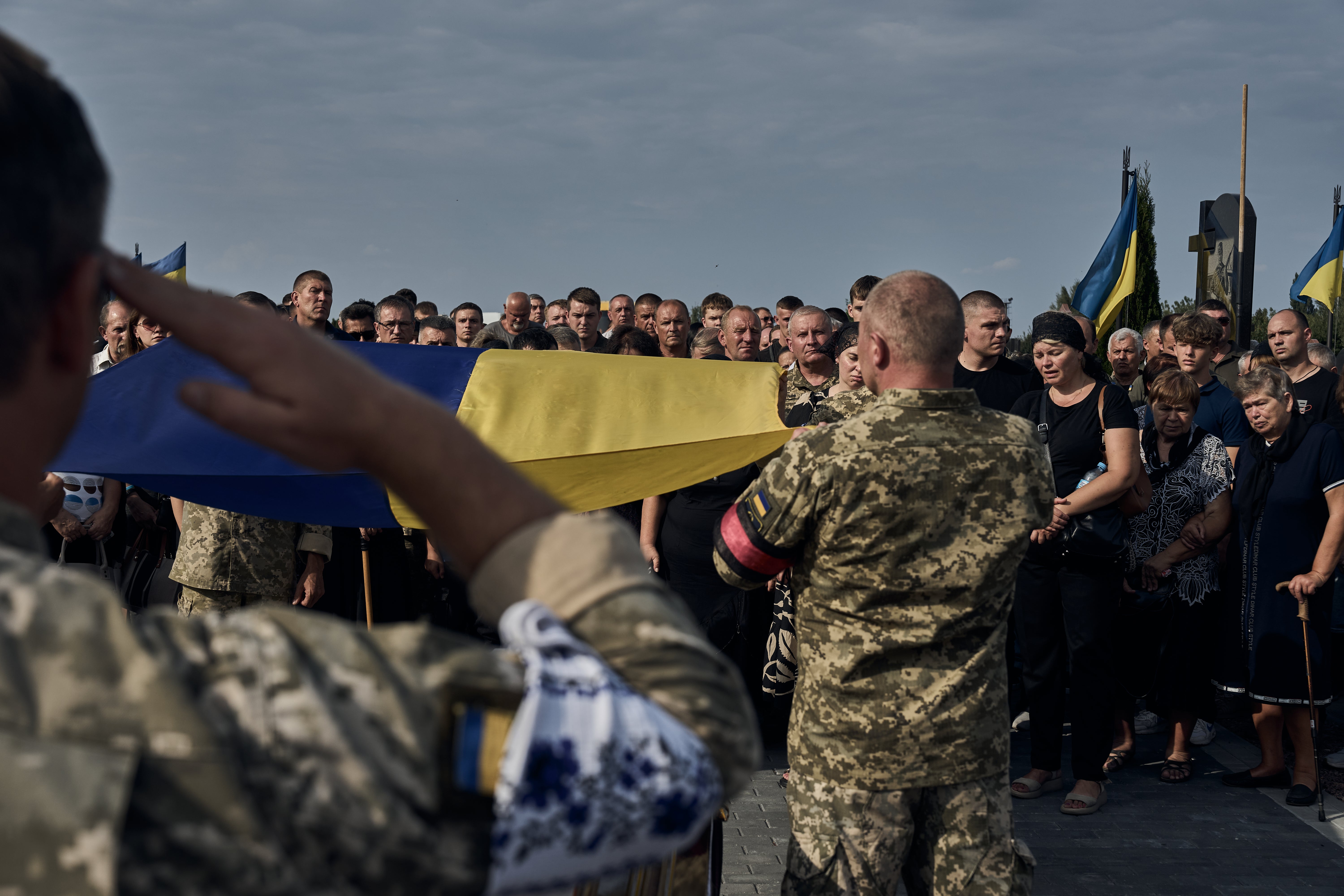 Hundreds of soldiers and civilians pay their respects to Ukrainian F-16 pilot Oleksiy Mes