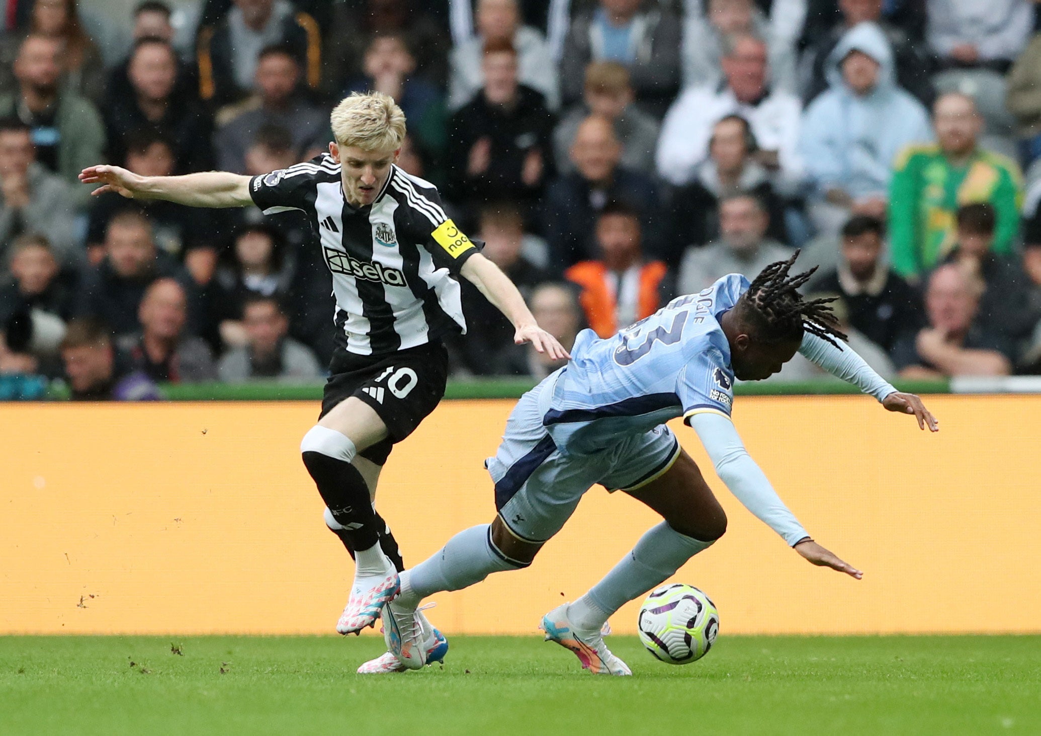 Anthony Gordon battles with Destiny Udogie at St James’ Park