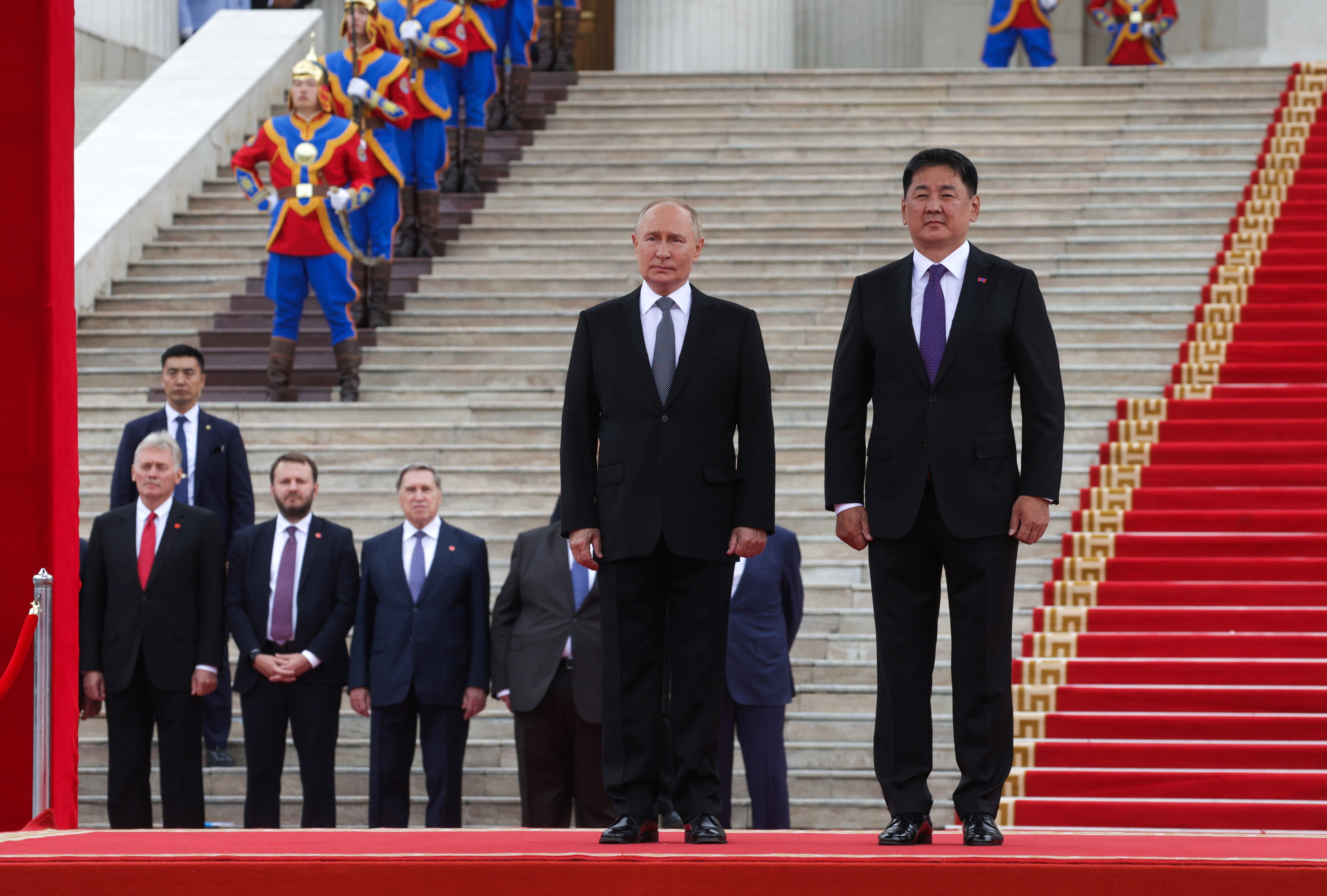 Vladimir Putin and Mongolian president Ukhnaagiin Khurelsukh at a ceremony in Ulaanbaatar