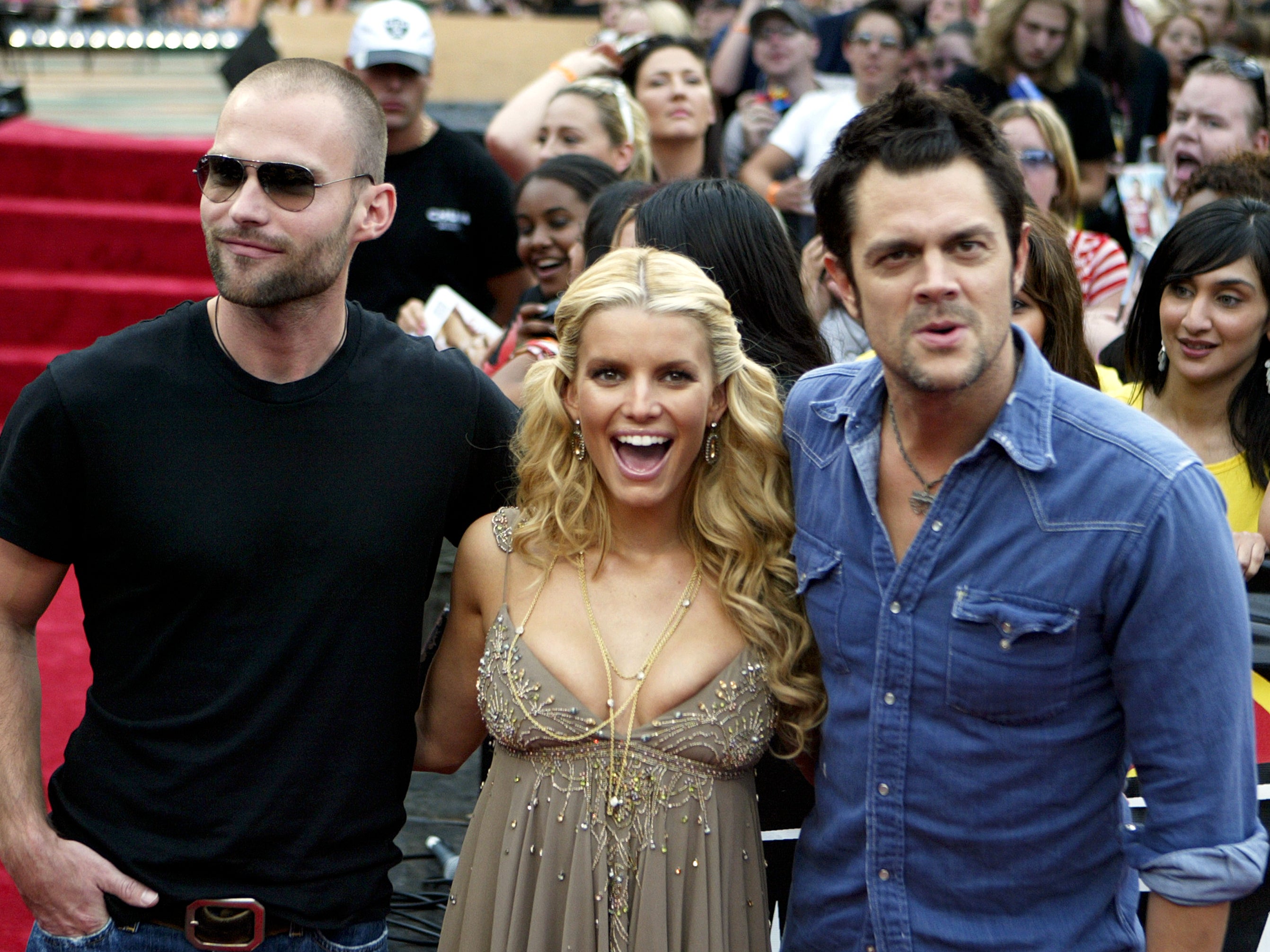 Jessica Simpson with Seann William Scott (left) and Johnny Knoxville at the premiere for The Dukes of Hazzard